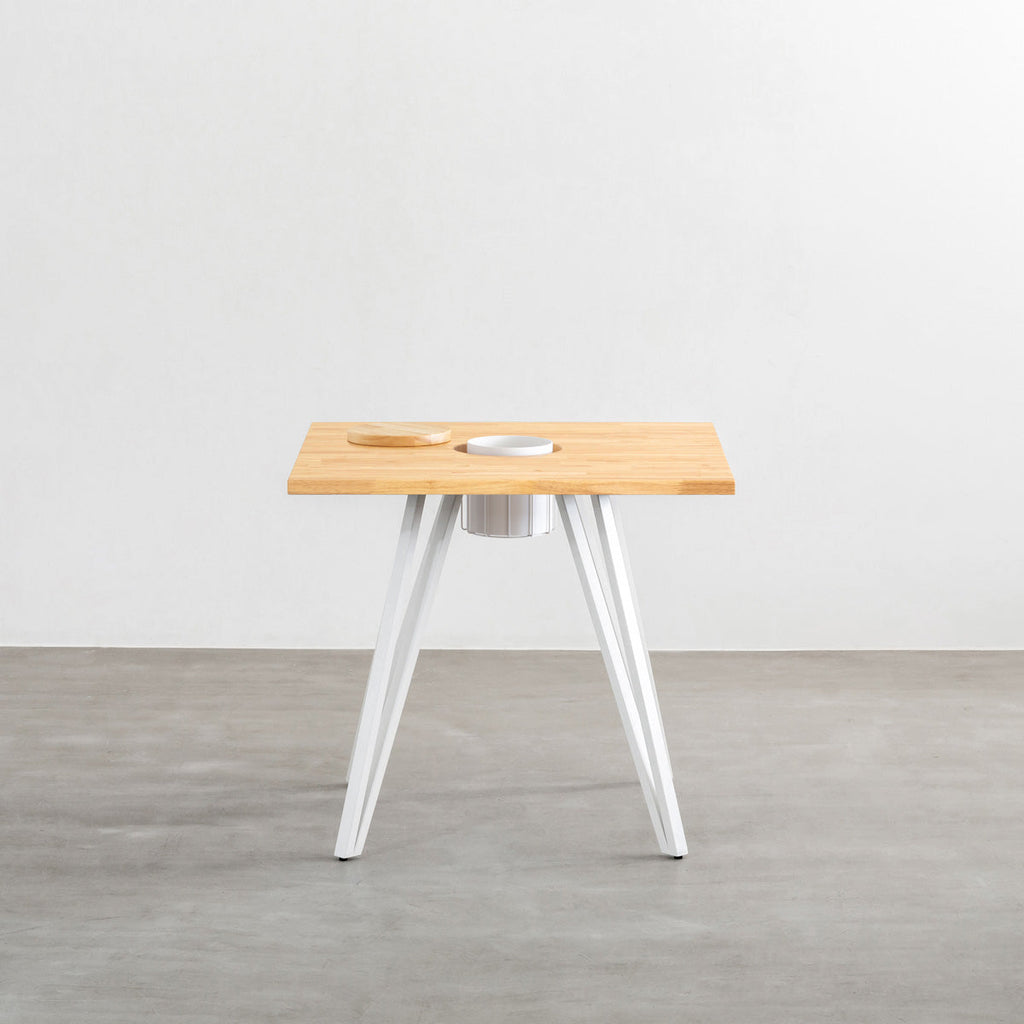 KANADEMONOのワイヤーバスケット付きのラバーウッド材ナチュラルのスクエア天板にマットホワイトのトライアングル鉄脚を組み合わせたカフェテーブル（正面）