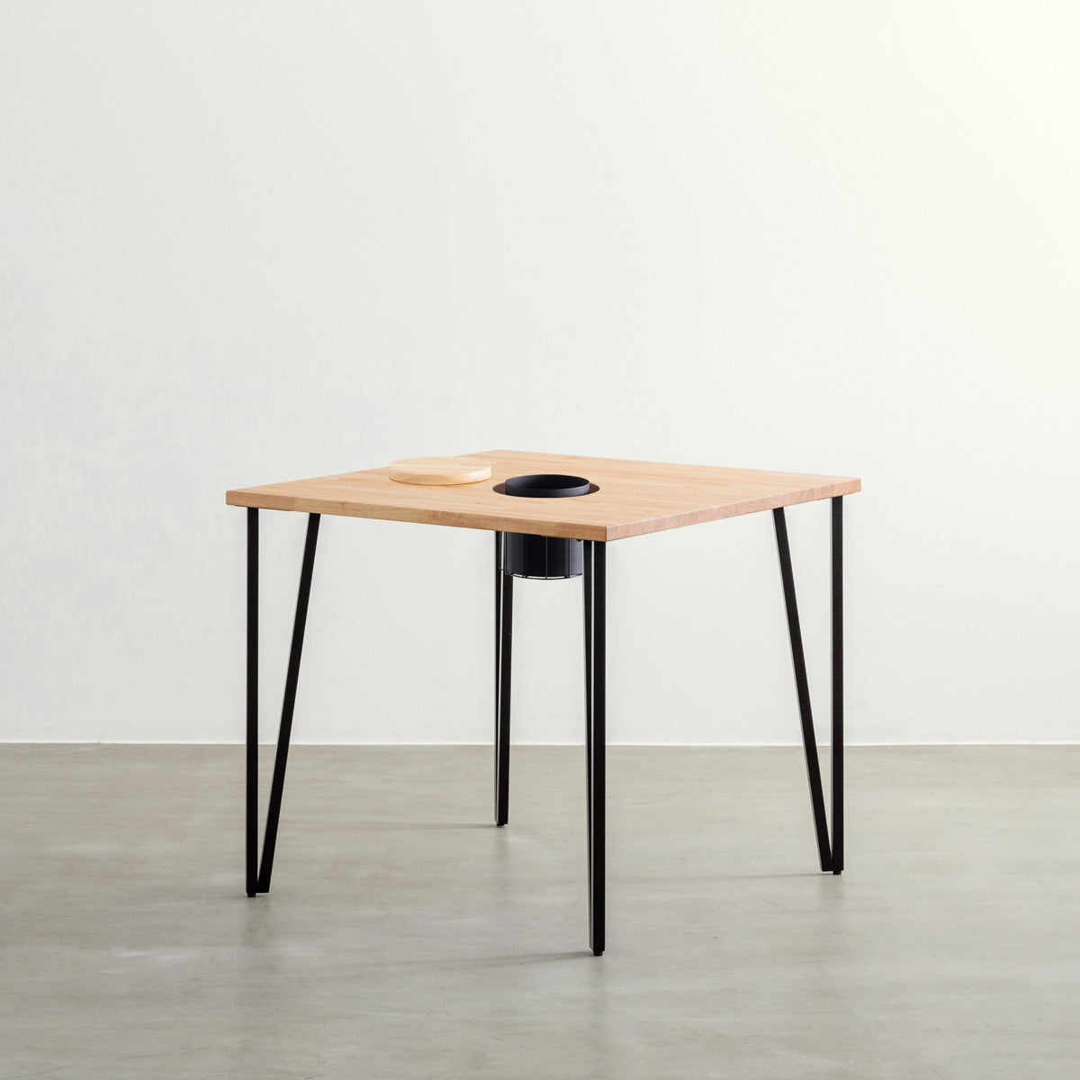 KANADEMONOのワイヤーバスケット付きのラバーウッド材ナチュラルのスクエア天板にマットブラックのトライアングルStraight鉄脚を組み合わせたカフェテーブル