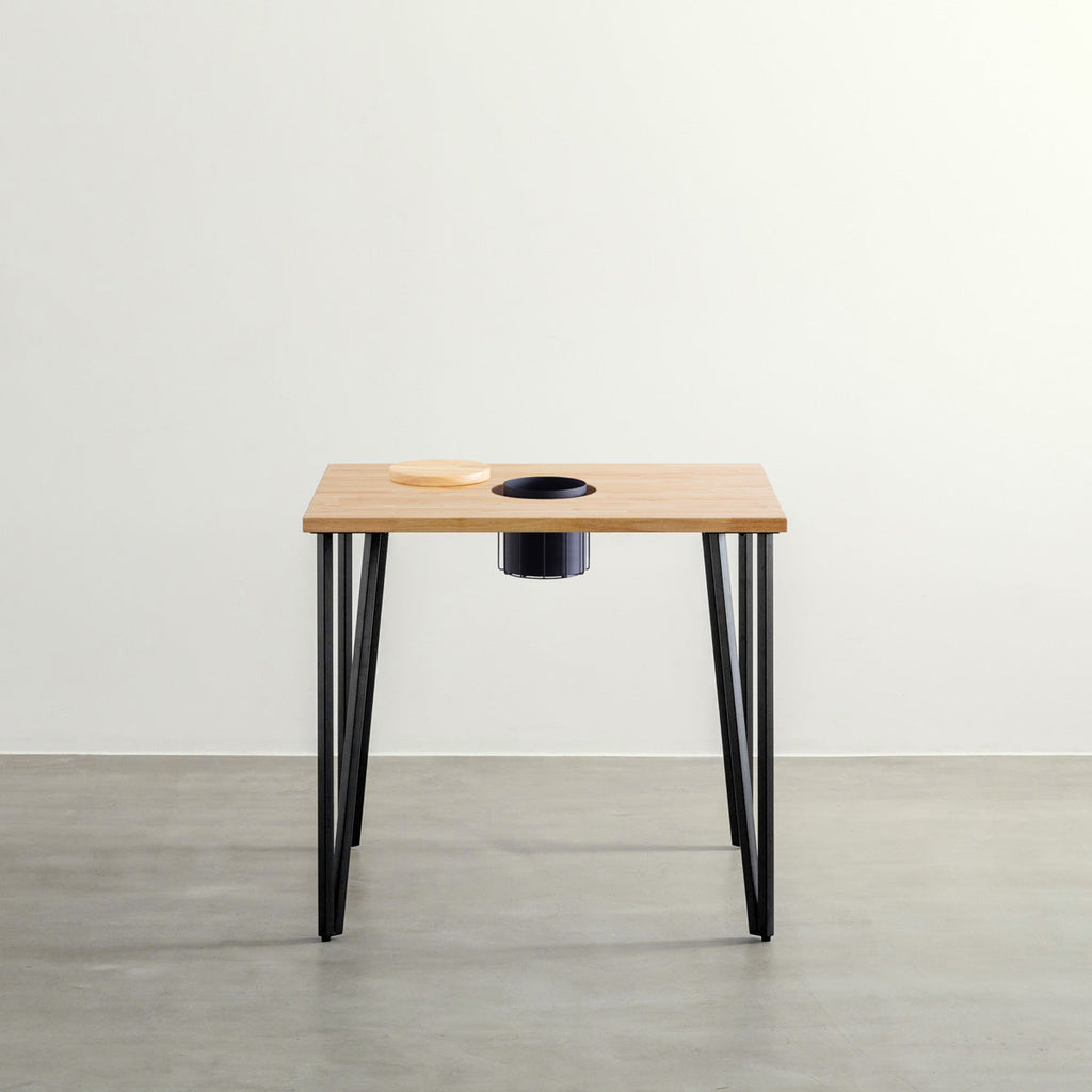 KANADEMONOのワイヤーバスケット付きのラバーウッド材ナチュラルのスクエア天板にマットブラックのトライアングルStraight鉄脚を組み合わせたカフェテーブル（正面）