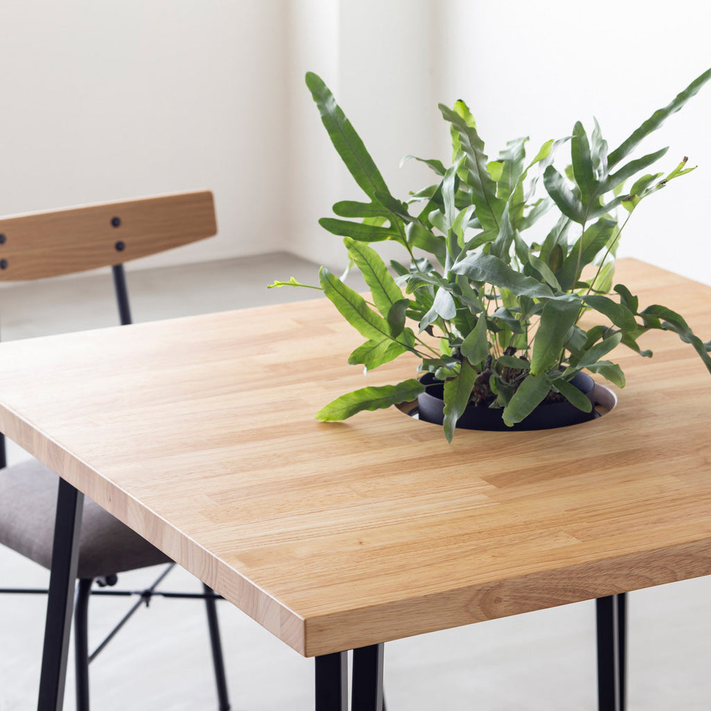 KANADEMONOのワイヤーバスケット付きのラバーウッド材ナチュラルのスクエア天板にマットブラックのトライアングルStraight鉄脚を組み合わせたカフェテーブル（使用例2）