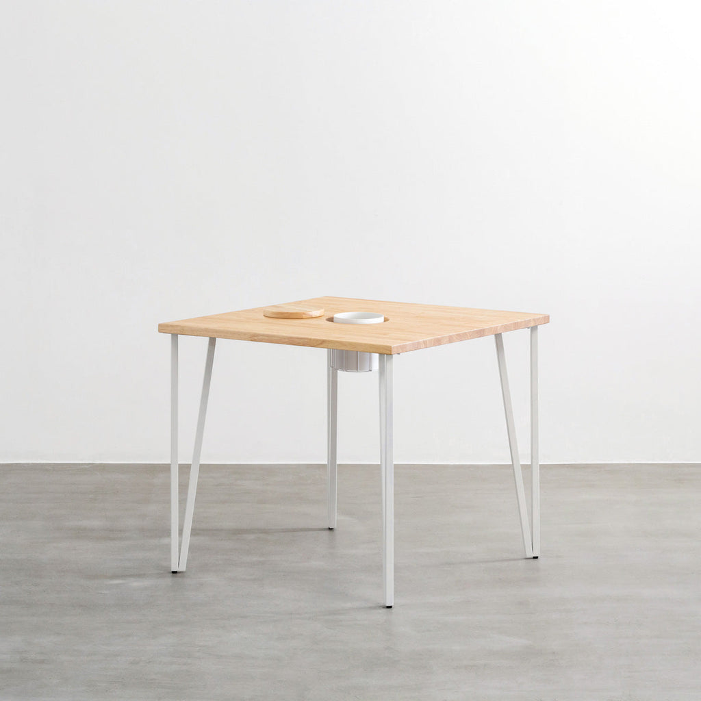 KANADEMONOのワイヤーバスケット付きのラバーウッド材ナチュラルのスクエア天板にマットホワイトのトライアングルStraight鉄脚を組み合わせたカフェテーブル