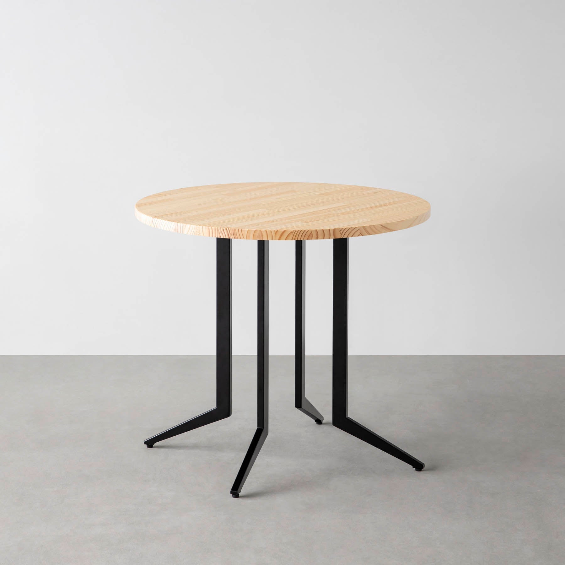 Kanademonoのパインのラウンドカフェテーブル