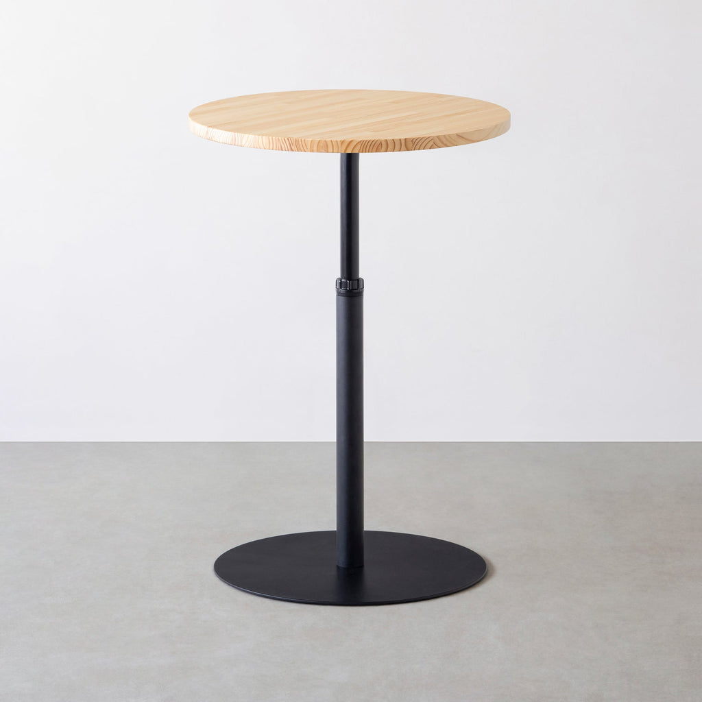 Kanademonoのパインの1本脚のカフェテーブル