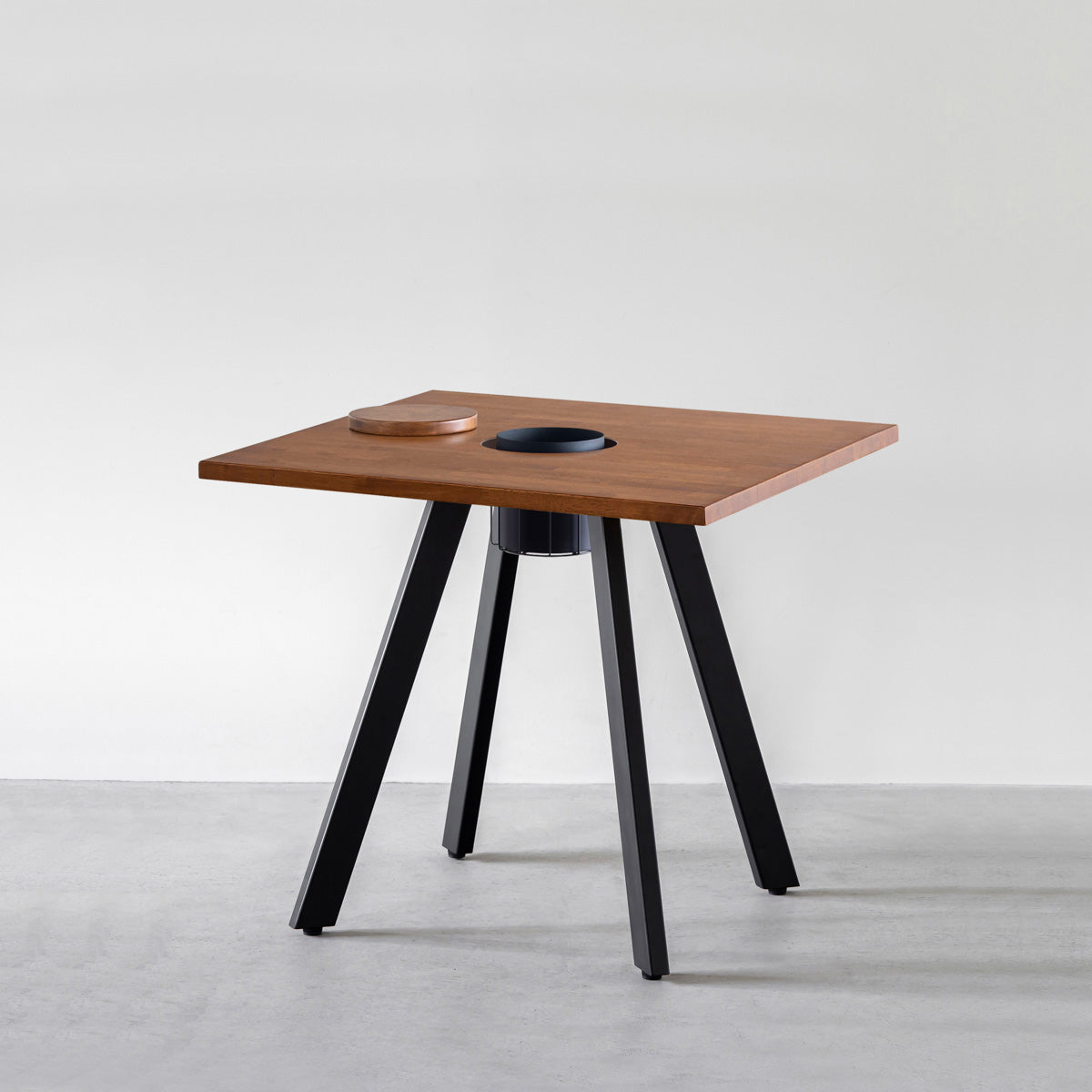 KANADEMONOのワイヤーバスケット付きのスクエアラバーウッド材ブラウンカラー天板にマットブラックの4pinアイアン脚を組み合わせたカフェテーブル