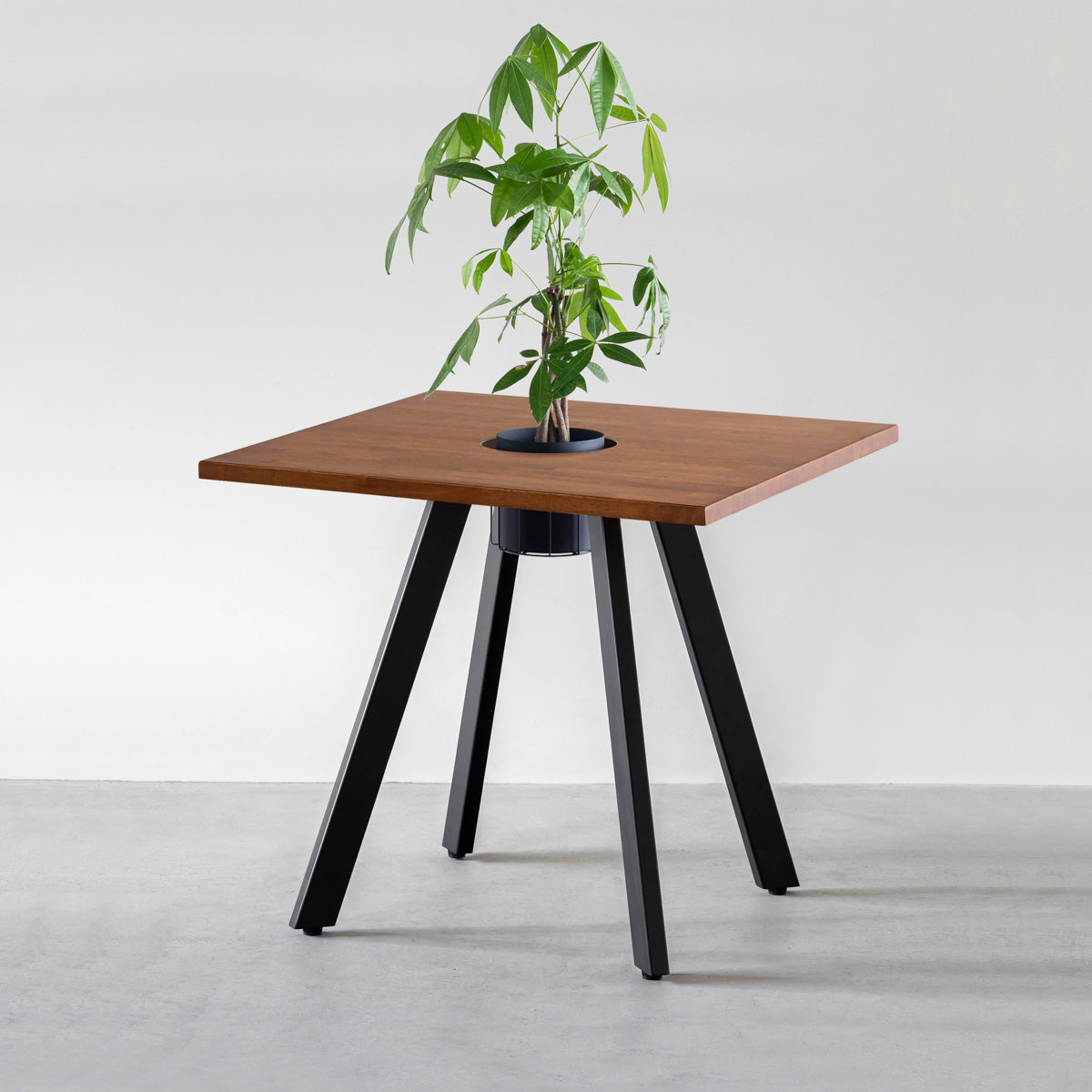 KANADEMONOのワイヤーバスケット付きのスクエアラバーウッド材ブラウンカラー天板にマットブラックの4pinアイアン脚を組み合わせたカフェテーブル（バスケット使用例）