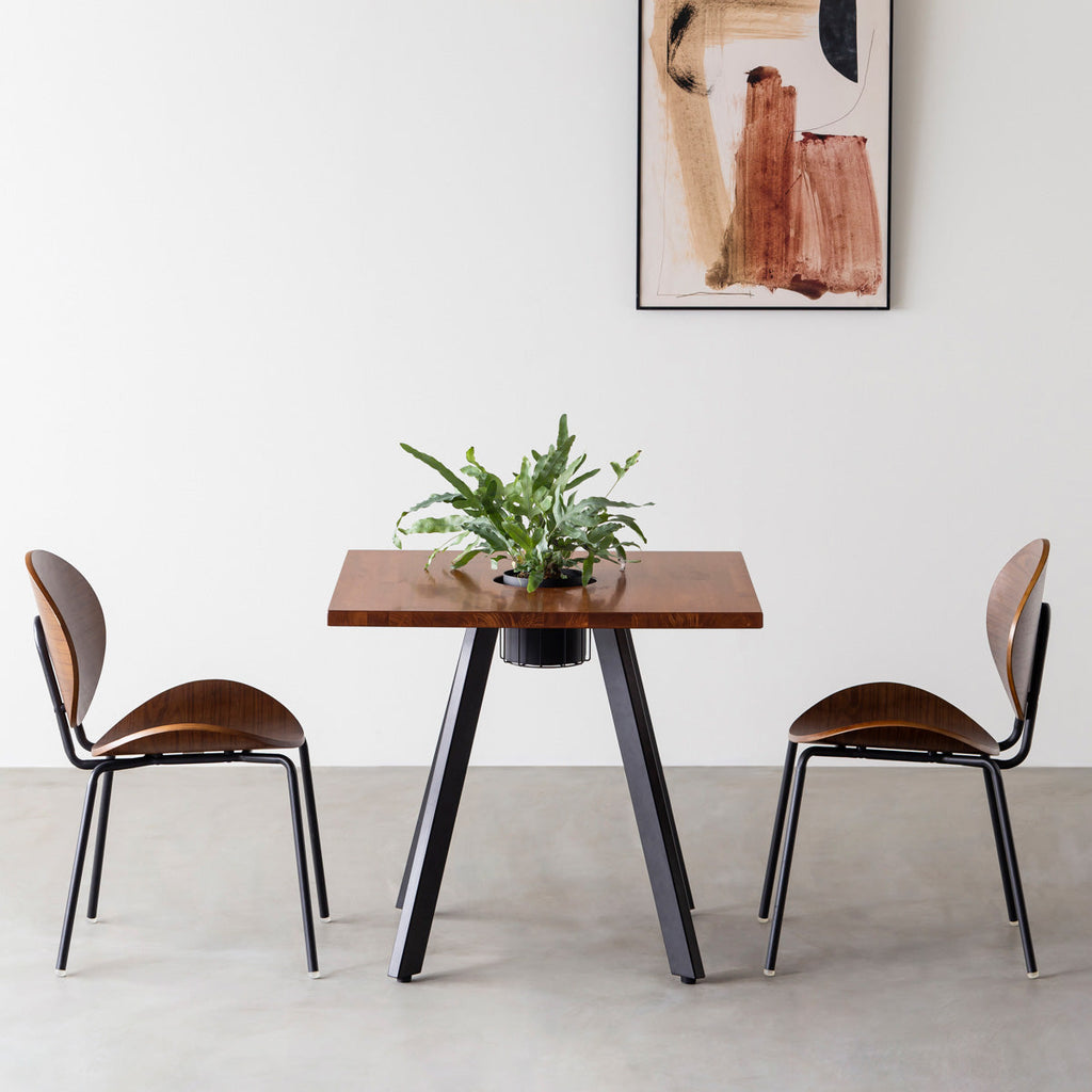 KANADEMONOのワイヤーバスケット付きのスクエアラバーウッド材ブラウンカラー天板にマットブラックの4pinアイアン脚を組み合わせたカフェテーブル（使用例）