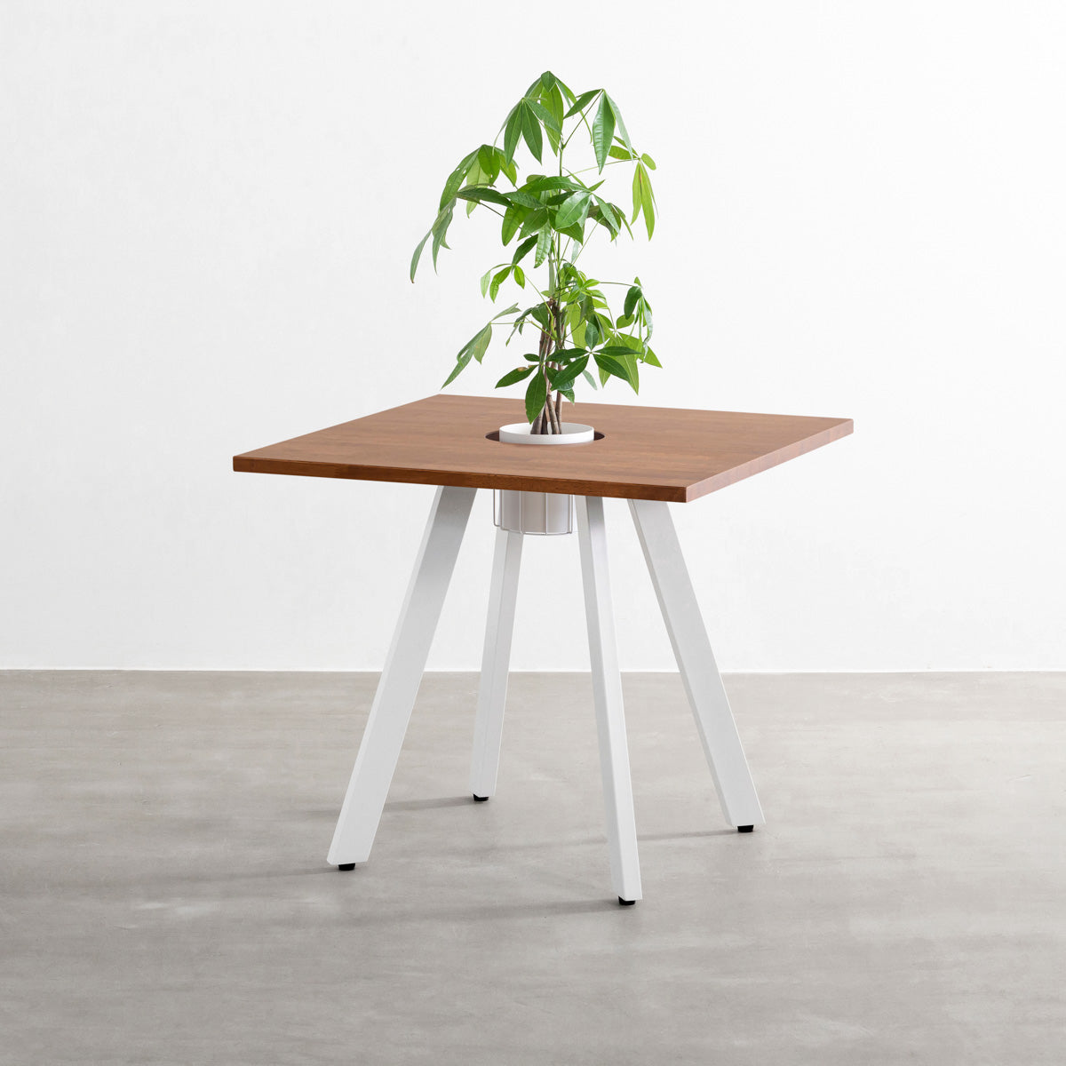 KANADEMONOのワイヤーバスケット付きのラバーウッド材ブラウンのスクエア天板にマットホワイトの4pinアイアン脚を組み合わせたカフェテーブル（バスケット使用例）