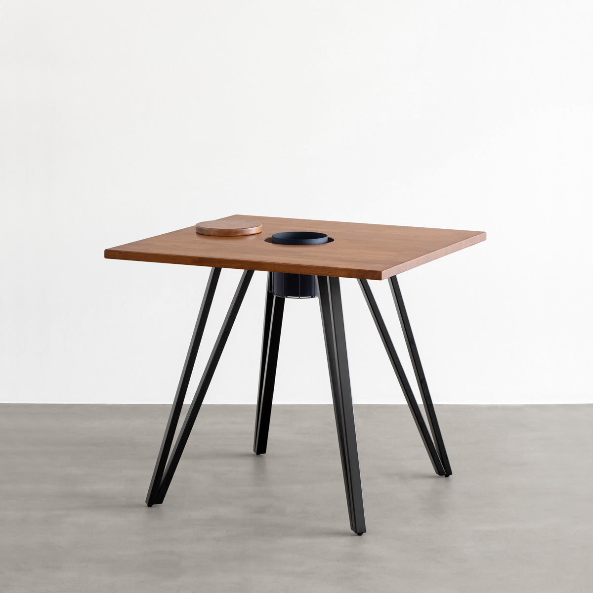 KANADEMONOのワイヤーバスケット付きのラバーウッド材ブラウンのスクエア天板にマットブラックのトライアングル鉄脚を組み合わせたカフェテーブル