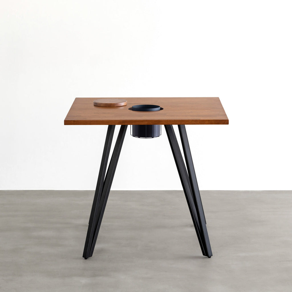 KANADEMONOのワイヤーバスケット付きのラバーウッド材ブラウンのスクエア天板にマットブラックのトライアングル鉄脚を組み合わせたカフェテーブル（正面）