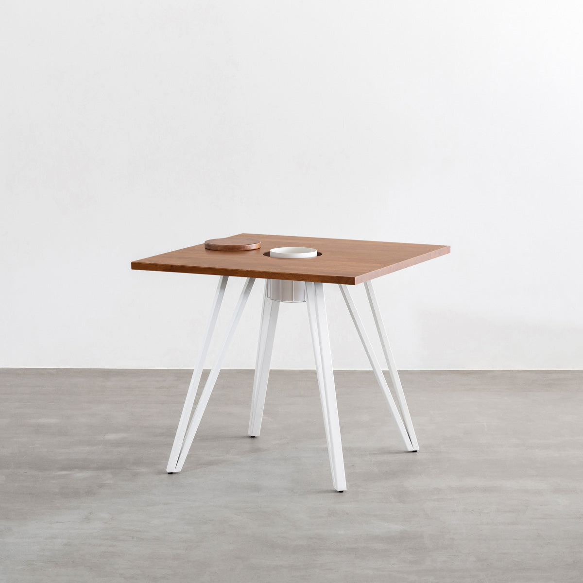 KANADEMONOのワイヤーバスケット付きのラバーウッド材ブラウンのスクエア天板にマットホワイトのトライアングル鉄脚を組み合わせたカフェテーブル