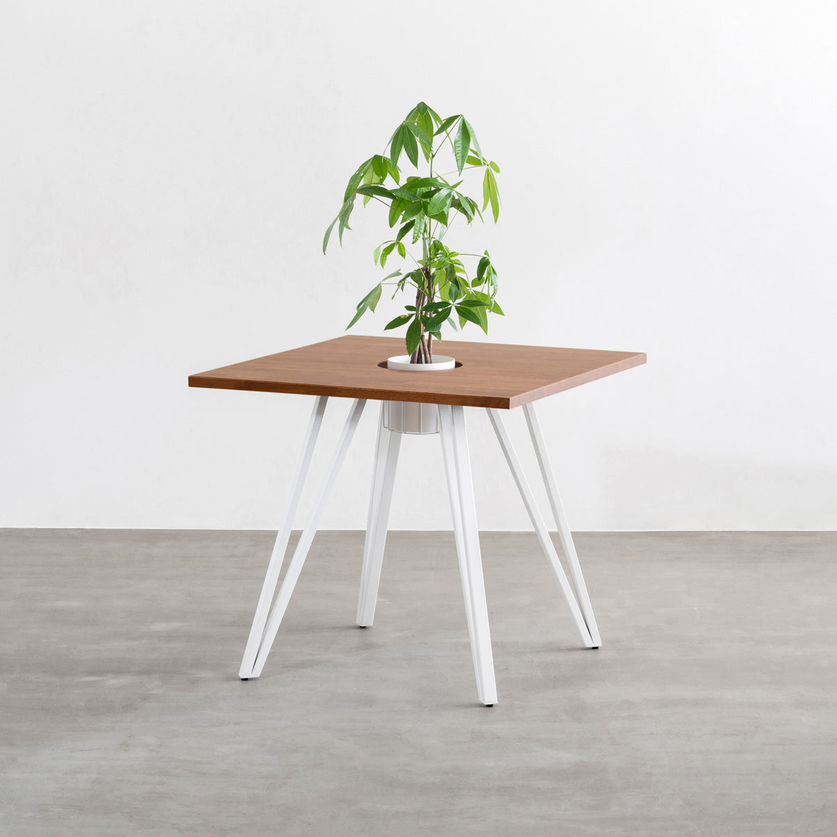 KANADEMONOのワイヤーバスケット付きのラバーウッド材ブラウンのスクエア天板にマットホワイトのトライアングル鉄脚を組み合わせたカフェテーブル（バスケット使用例）