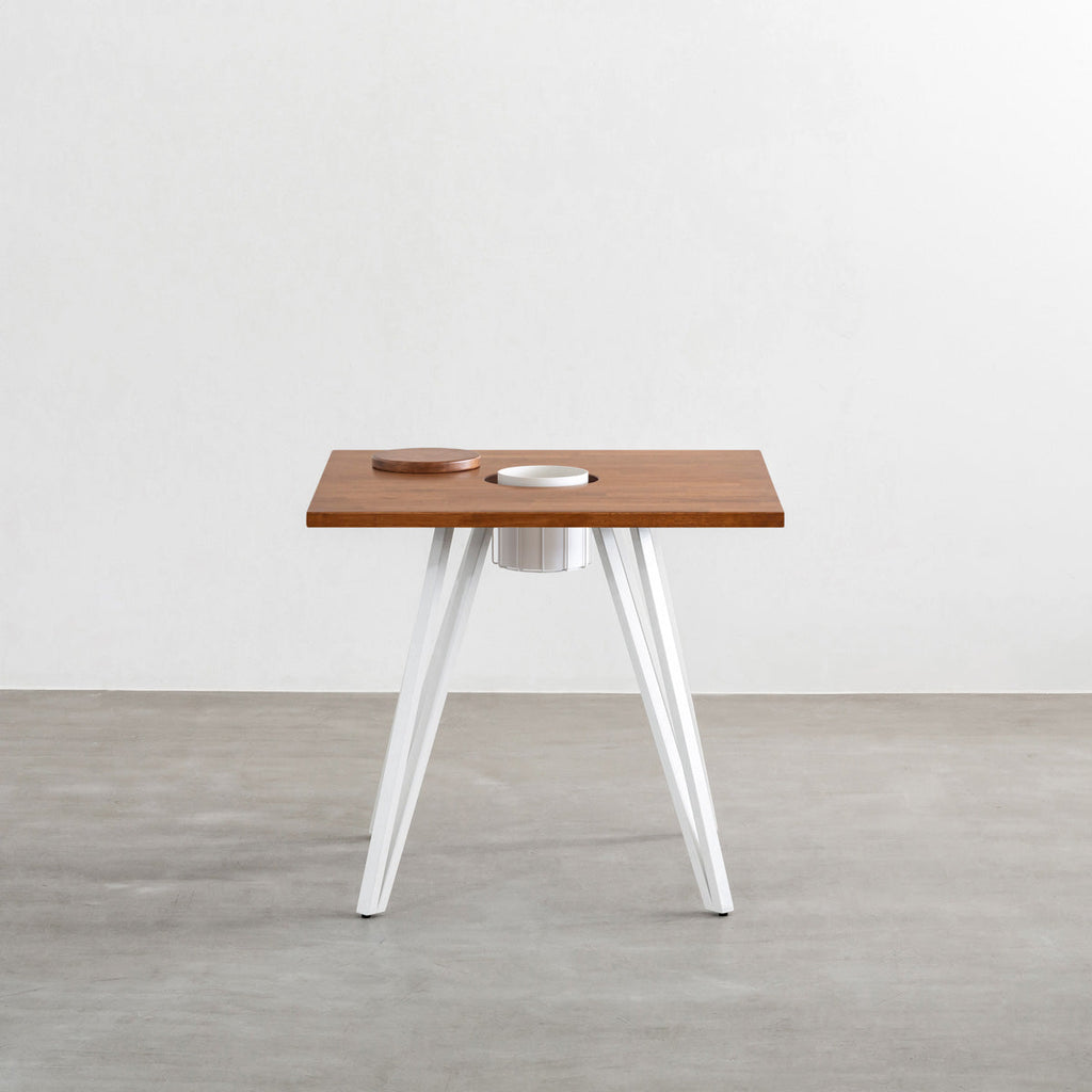 KANADEMONOのワイヤーバスケット付きのラバーウッド材ブラウンのスクエア天板にマットホワイトのトライアングル鉄脚を組み合わせたカフェテーブル（正面）