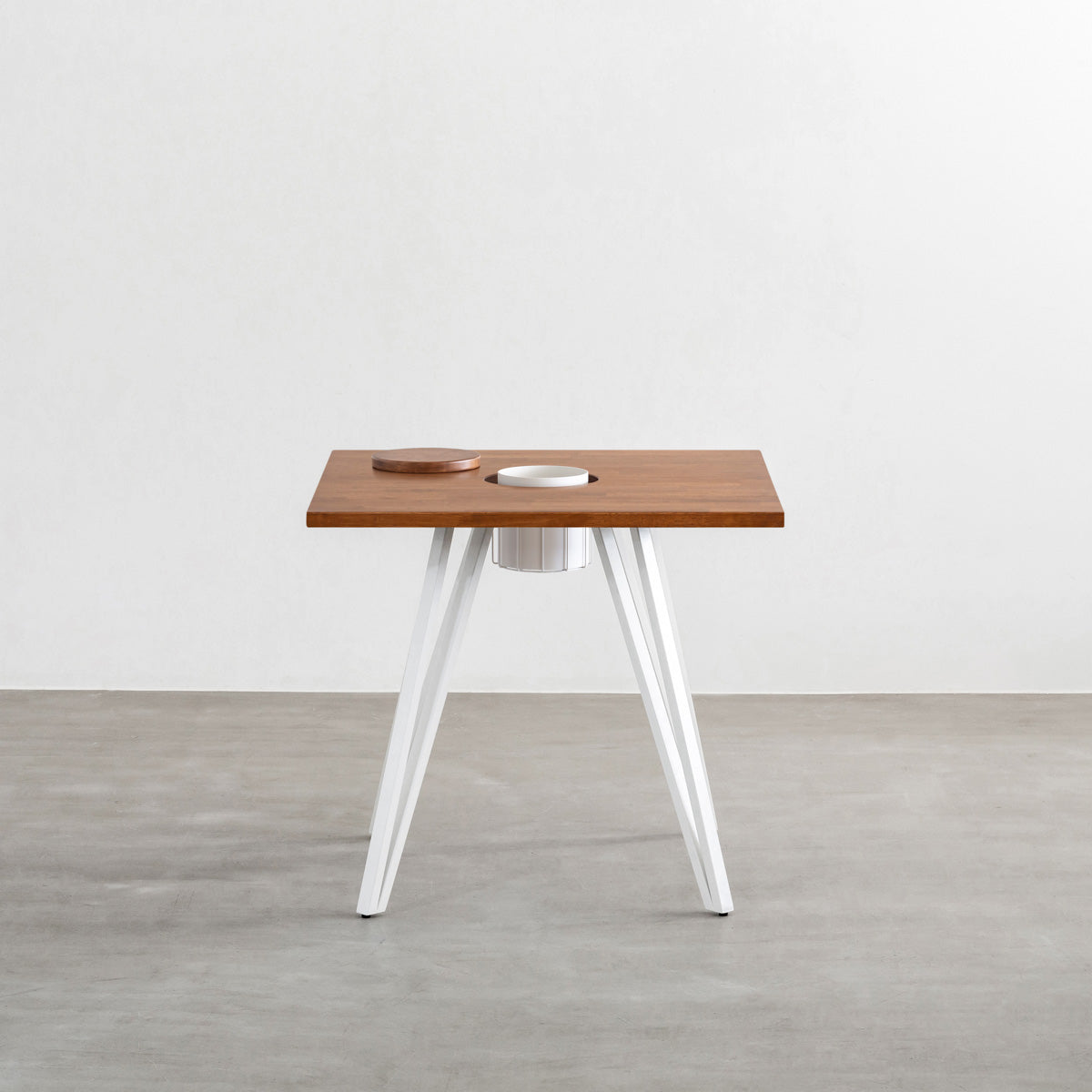 KANADEMONOのワイヤーバスケット付きのラバーウッド材ブラウンのスクエア天板にマットホワイトのトライアングル鉄脚を組み合わせたカフェテーブル（正面）