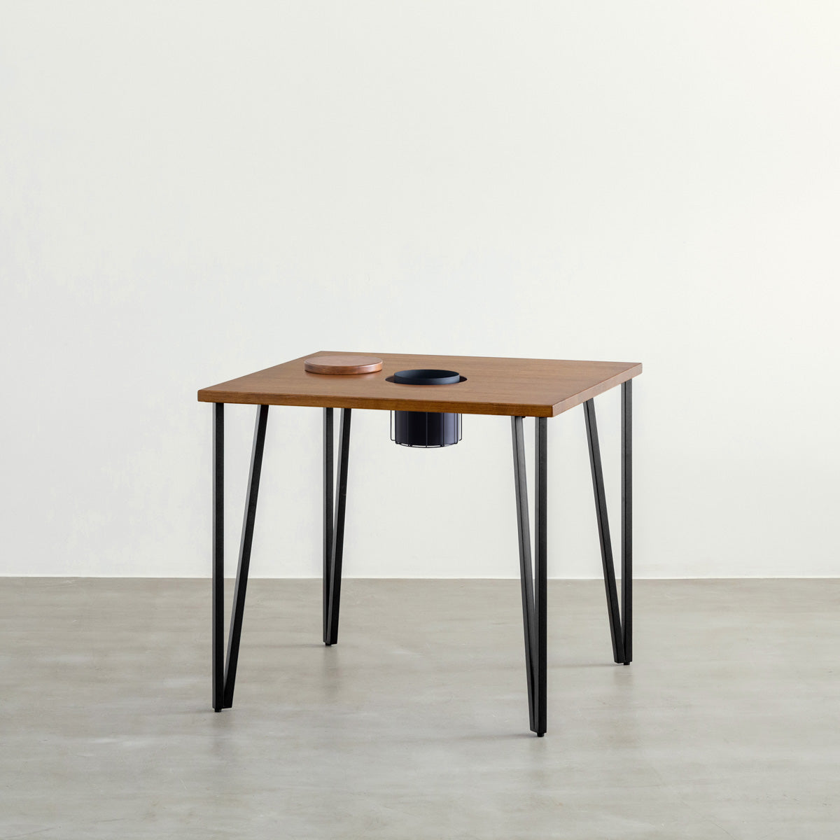 KANADEMONOのワイヤーバスケット付きのラバーウッド材ブラウンのスクエア天板にマットブラックのトライアングルStraight鉄脚を組み合わせたカフェテーブル2