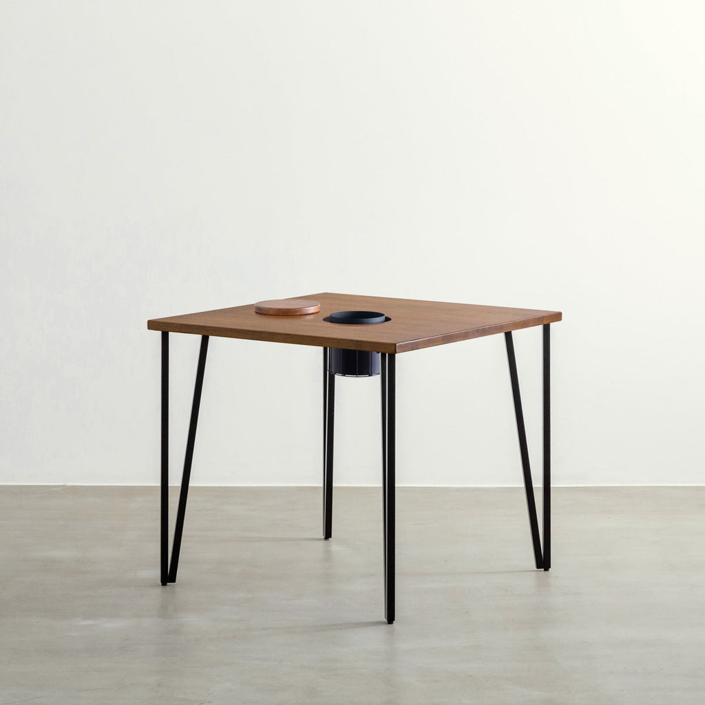 KANADEMONOのワイヤーバスケット付きのラバーウッド材ブラウンのスクエア天板にマットブラックのトライアングルStraight鉄脚を組み合わせたカフェテーブル