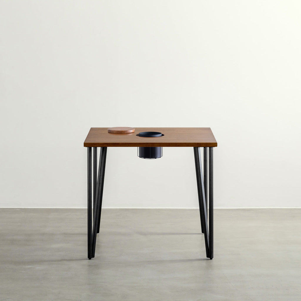 KANADEMONOのワイヤーバスケット付きのラバーウッド材ブラウンのスクエア天板にマットブラックのトライアングルStraight鉄脚を組み合わせたカフェテーブル（正面）