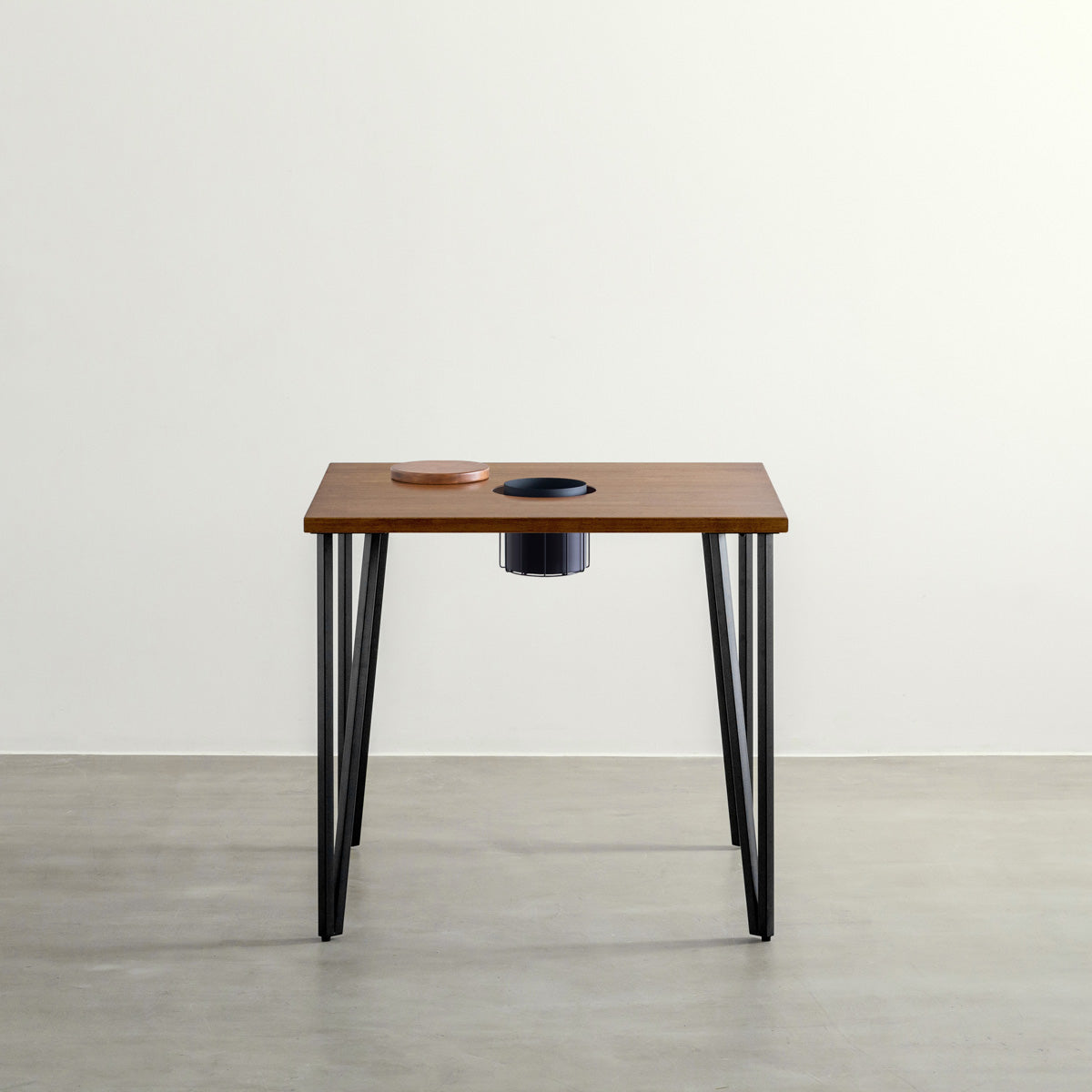 KANADEMONOのワイヤーバスケット付きのラバーウッド材ブラウンのスクエア天板にマットブラックのトライアングルStraight鉄脚を組み合わせたカフェテーブル（正面）