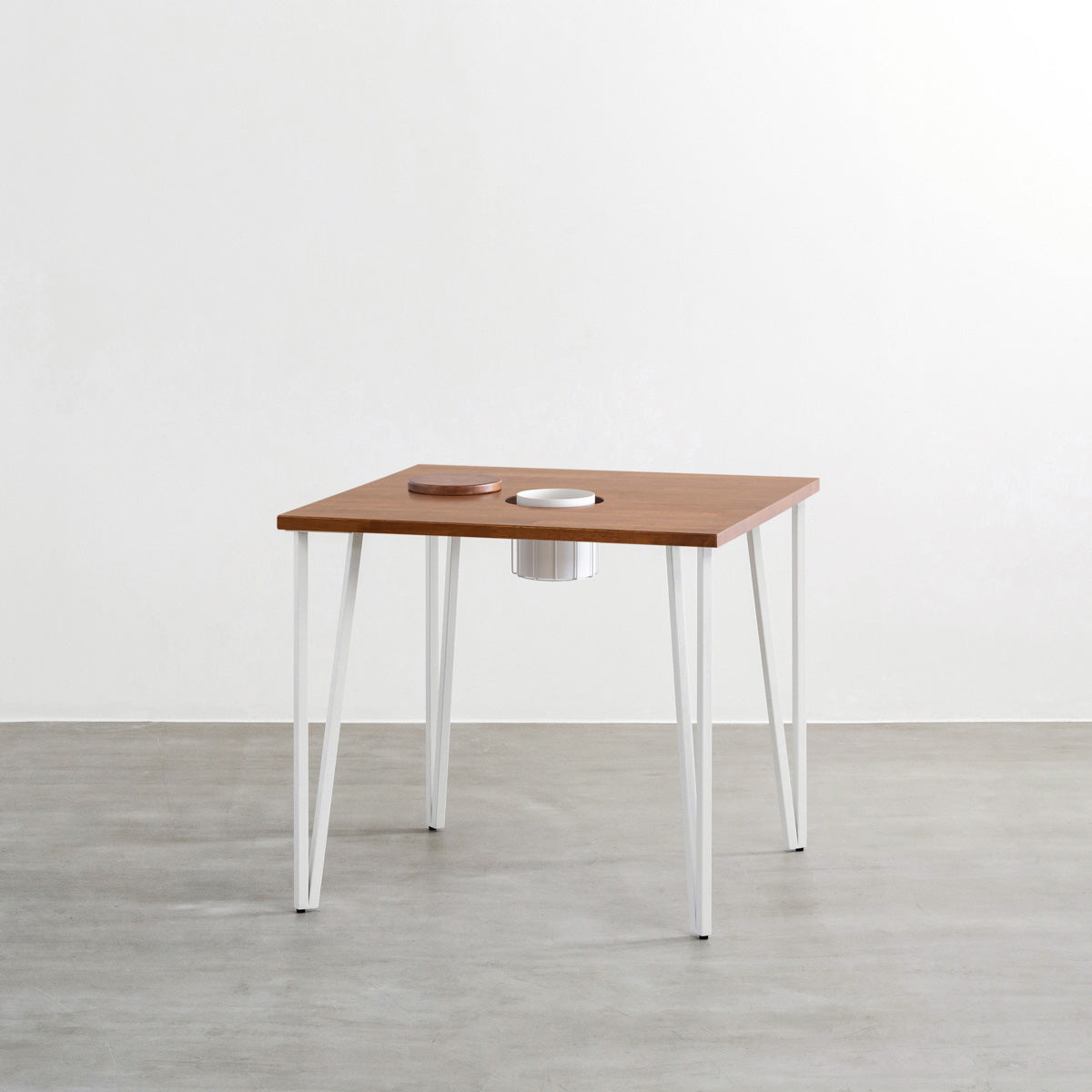 KANADEMONOのワイヤーバスケット付きのラバーウッド材ブラウンのスクエア天板にマットホワイトのトライアングルStraight鉄脚を組み合わせたカフェテーブル2