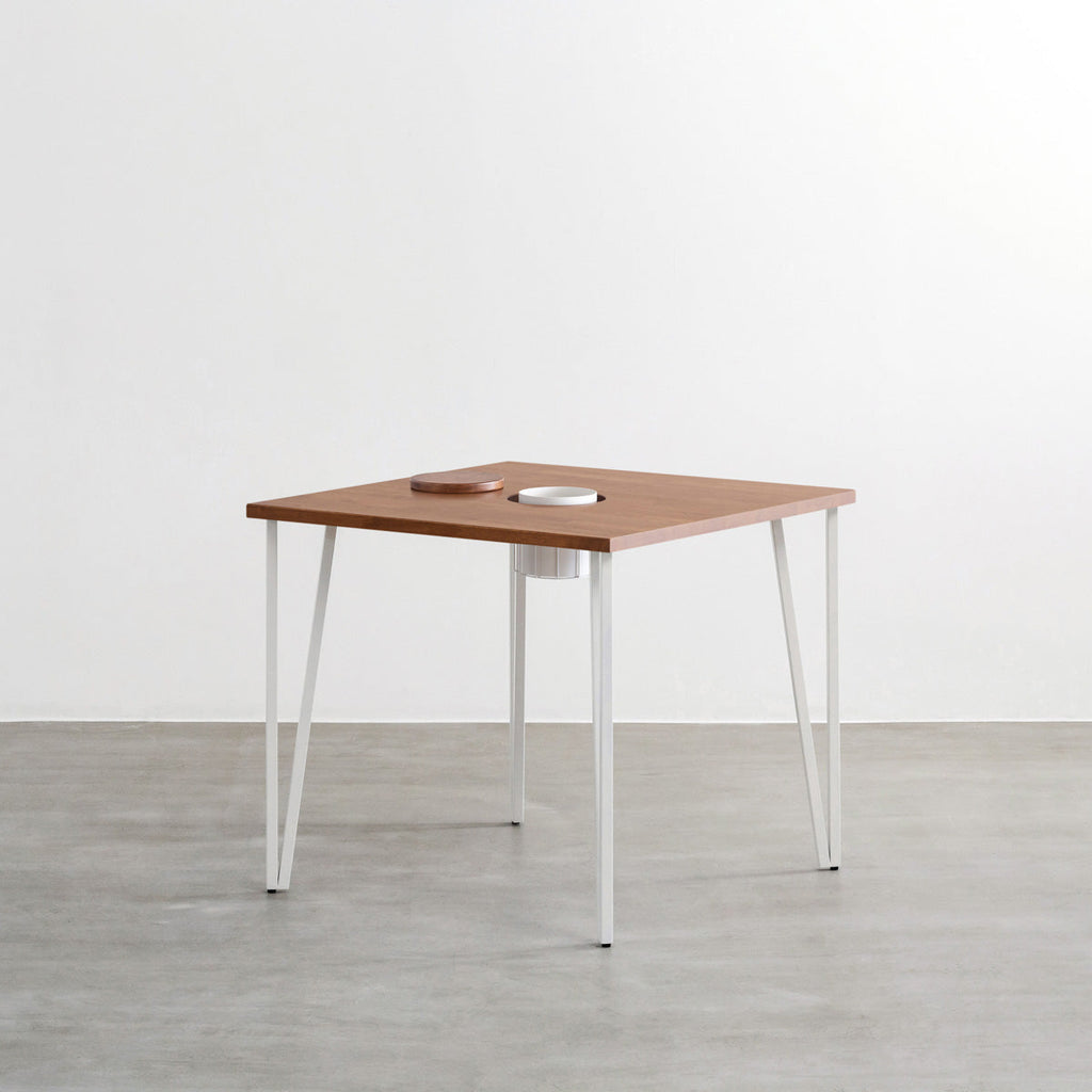 KANADEMONOのワイヤーバスケット付きのラバーウッド材ブラウンのスクエア天板にマットホワイトのトライアングルStraight鉄脚を組み合わせたカフェテーブル