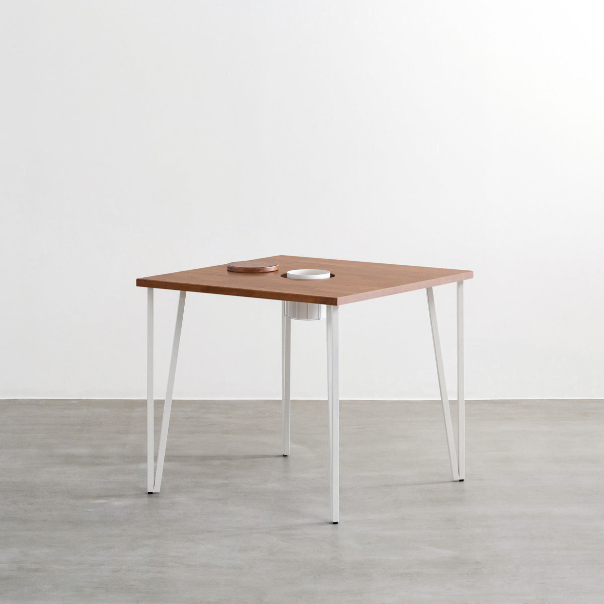 KANADEMONOのワイヤーバスケット付きのラバーウッド材ブラウンのスクエア天板にマットホワイトのトライアングルStraight鉄脚を組み合わせたカフェテーブル