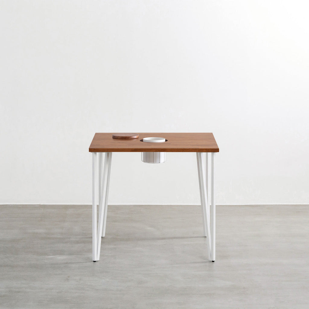 KANADEMONOのワイヤーバスケット付きのラバーウッド材ブラウンのスクエア天板にマットホワイトのトライアングルStraight鉄脚を組み合わせたカフェテーブル（正面）