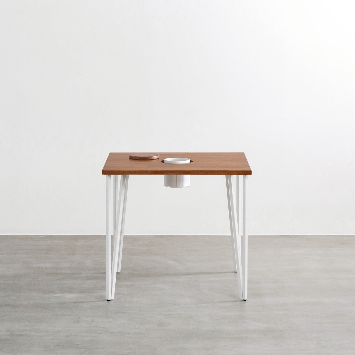 KANADEMONOのワイヤーバスケット付きのラバーウッド材ブラウンのスクエア天板にマットホワイトのトライアングルStraight鉄脚を組み合わせたカフェテーブル（正面）