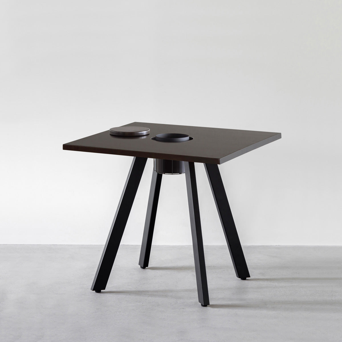 KANADEMONOのワイヤーバスケット付きのスクエアラバーウッド材ブラックブラウンカラー天板にマットブラックの4pinアイアン脚を組み合わせたカフェテーブル