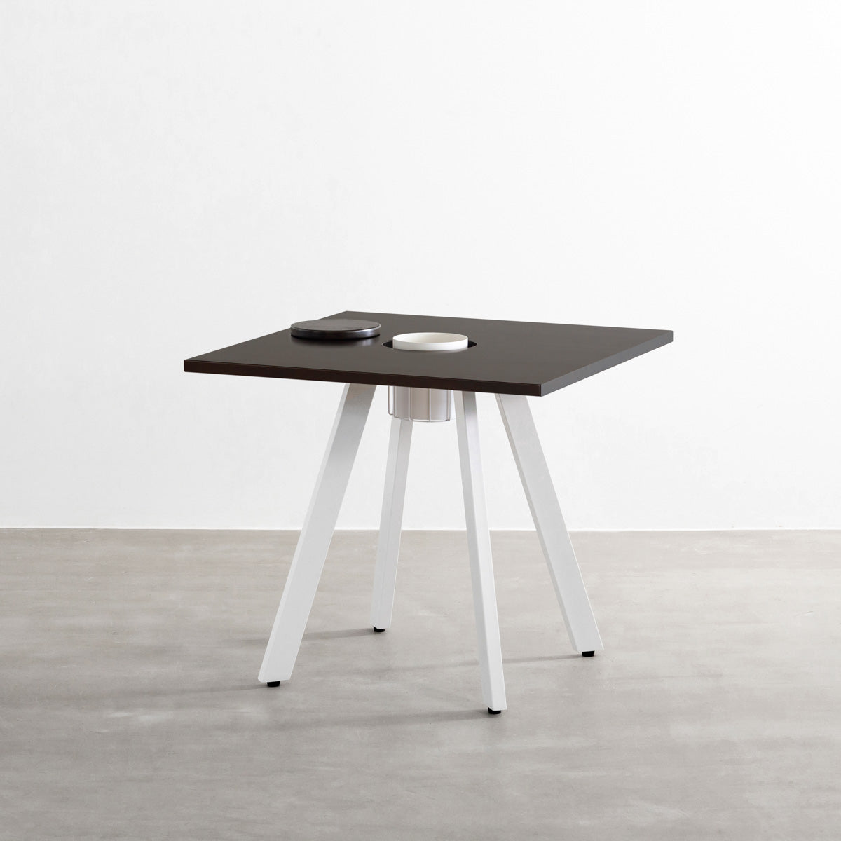 KANADEMONOのワイヤーバスケット付きのラバーウッド材ブラックブラウンのスクエア天板にマットホワイトの4pinアイアン脚を組み合わせたカフェテーブル