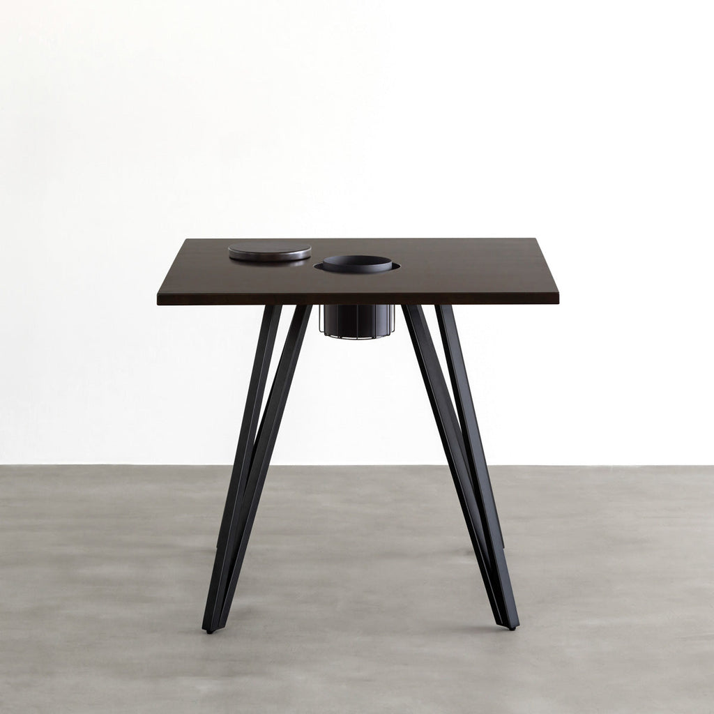 KANADEMONOのワイヤーバスケット付きのラバーウッド材ブラックブラウンのスクエア天板にマットブラックのトライアングル鉄脚を組み合わせたカフェテーブル（正面）