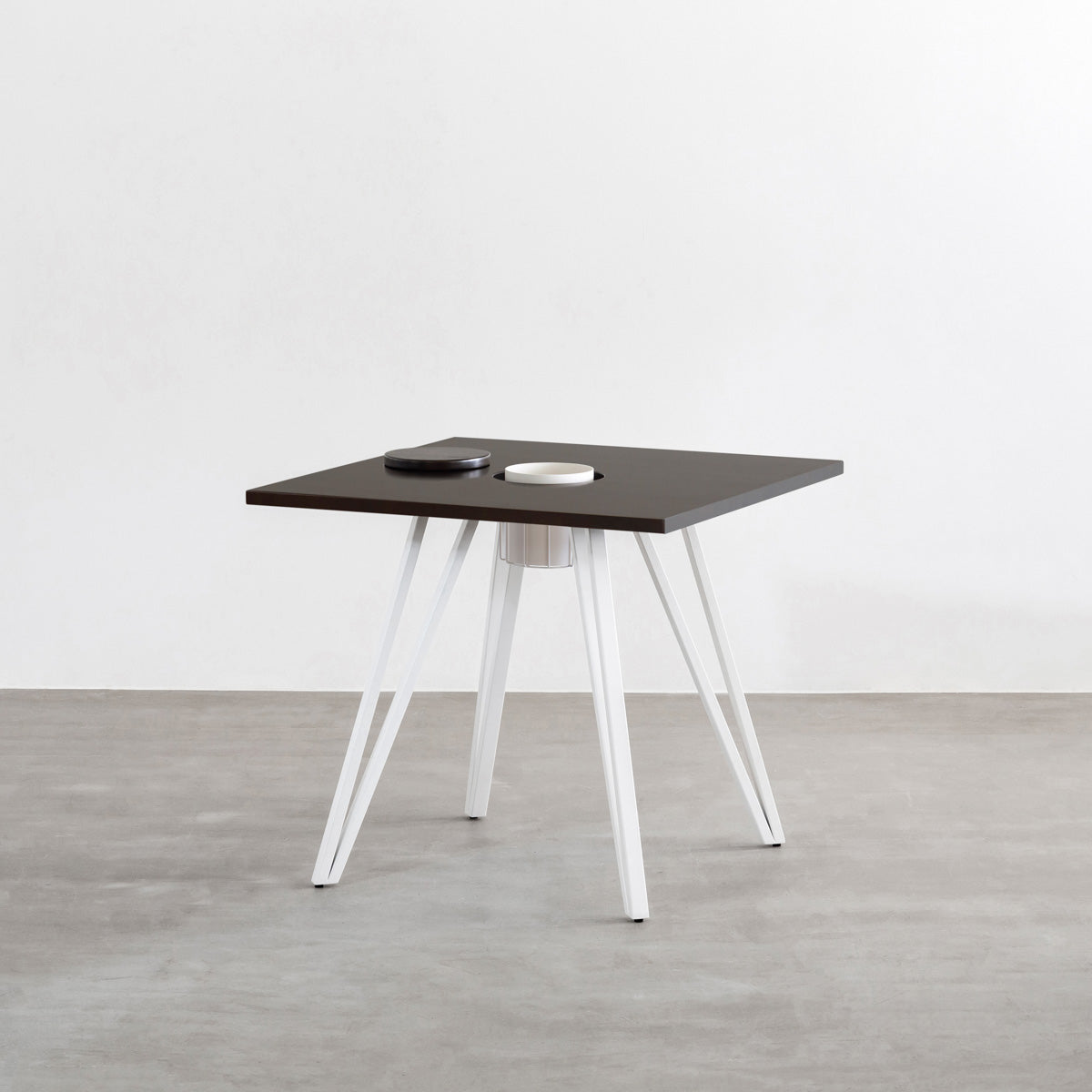 KANADEMONOのワイヤーバスケット付きのラバーウッド材ブラックブラウンのスクエア天板にマットホワイトのトライアングル鉄脚を組み合わせたカフェテーブル