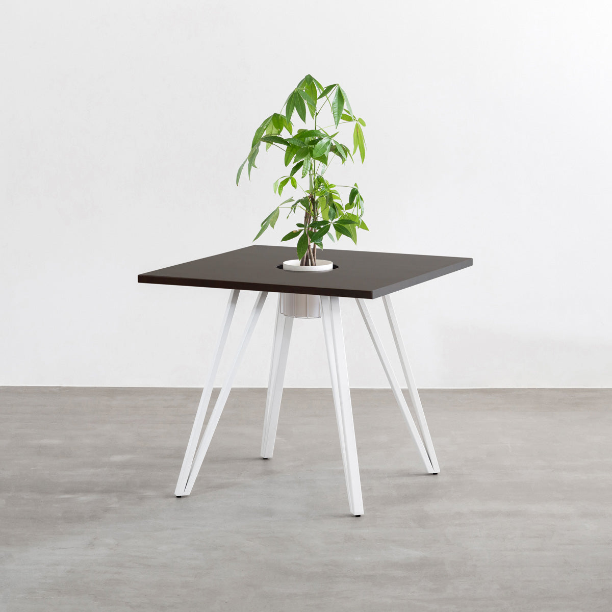 KANADEMONOのワイヤーバスケット付きのラバーウッド材ブラックブラウンのスクエア天板にマットホワイトのトライアングル鉄脚を組み合わせたカフェテーブル（バスケット使用例）