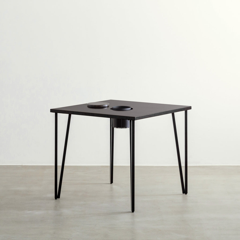 KANADEMONOのワイヤーバスケット付きのラバーウッド材ブラックブラウンのスクエア天板にマットブラックのトライアングルStraight鉄脚を組み合わせたカフェテーブル