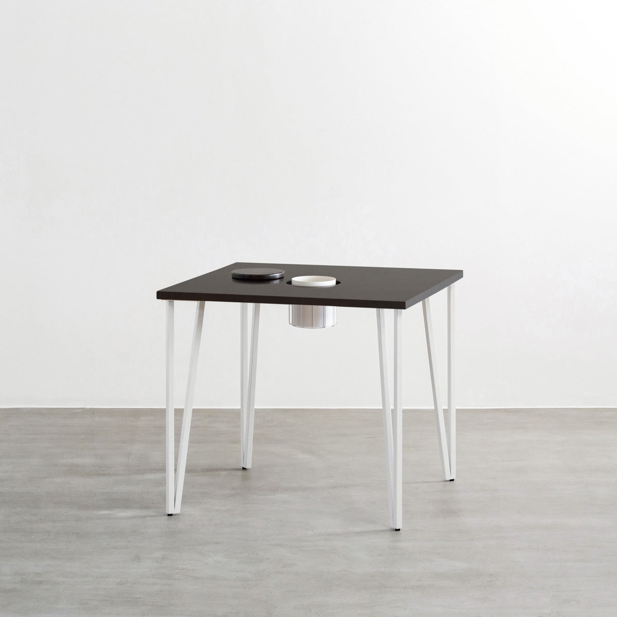 KANADEMONOのワイヤーバスケット付きのラバーウッド材ブラックブラウンのスクエア天板にマットホワイトのトライアングルStraight鉄脚を組み合わせたカフェテーブル2