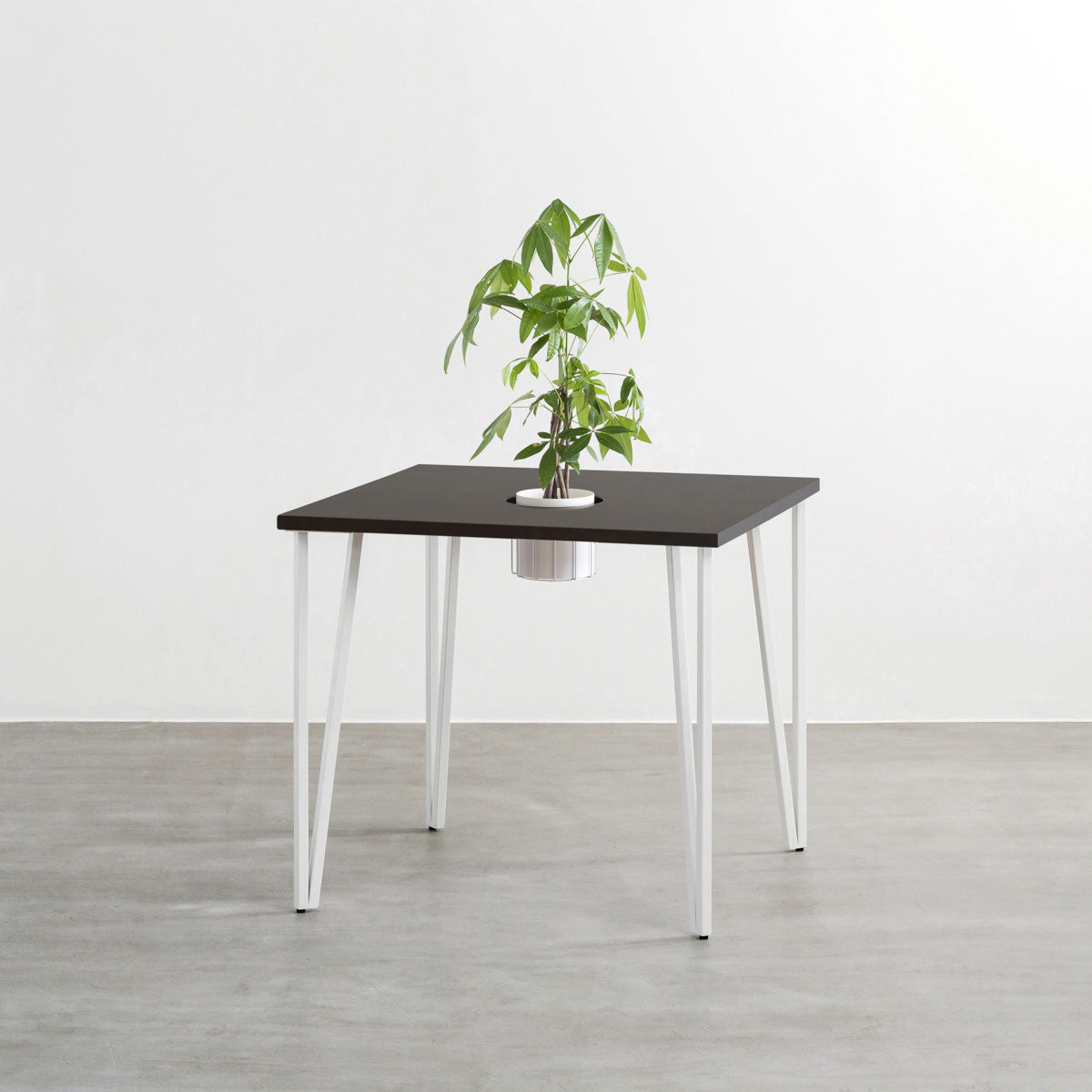 KANADEMONOのワイヤーバスケット付きのラバーウッド材ブラックブラウンのスクエア天板にマットホワイトのトライアングルStraight鉄脚を組み合わせたカフェテーブル（バスケット使用例）