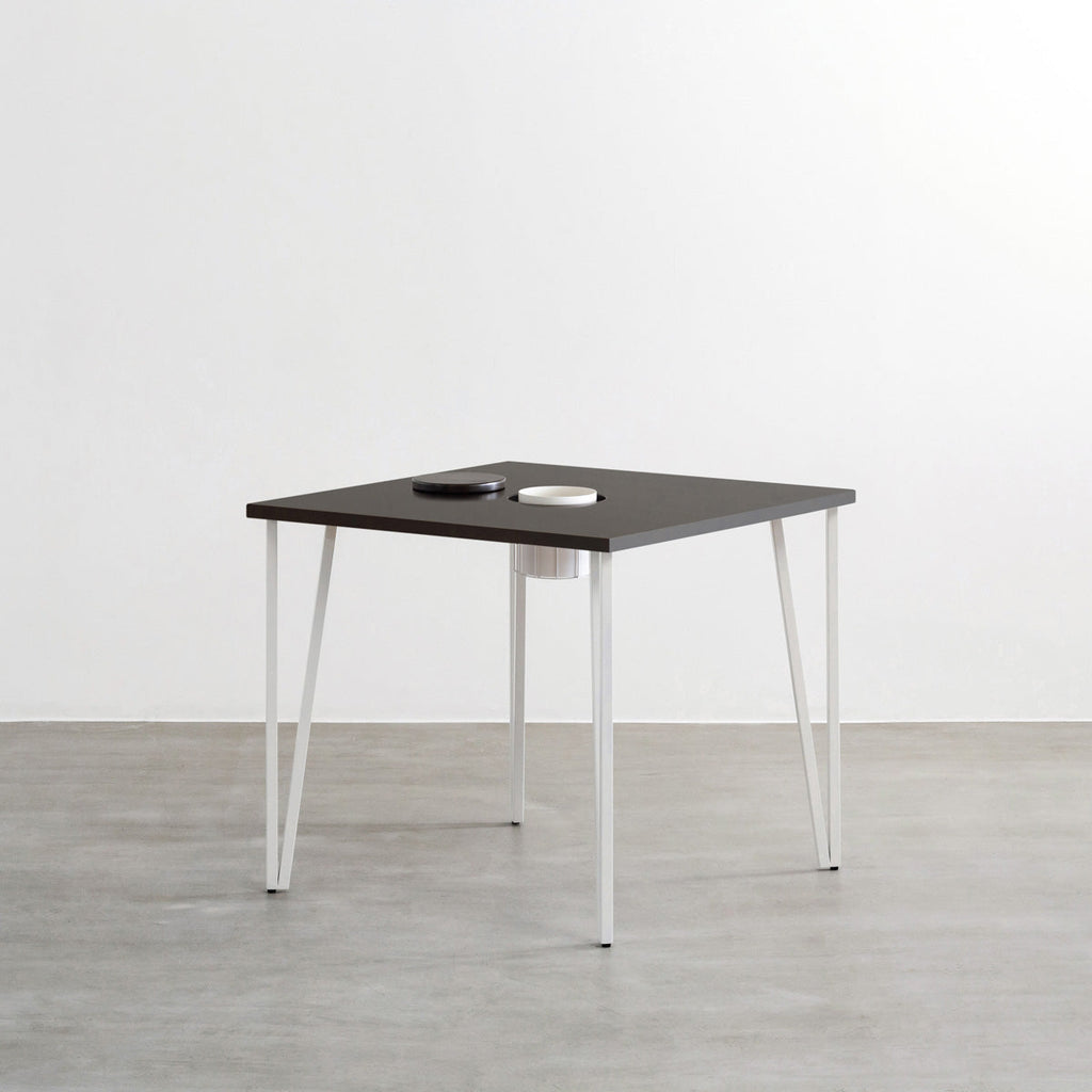 KANADEMONOのワイヤーバスケット付きのラバーウッド材ブラックブラウンのスクエア天板にマットホワイトのトライアングルStraight鉄脚を組み合わせたカフェテーブル