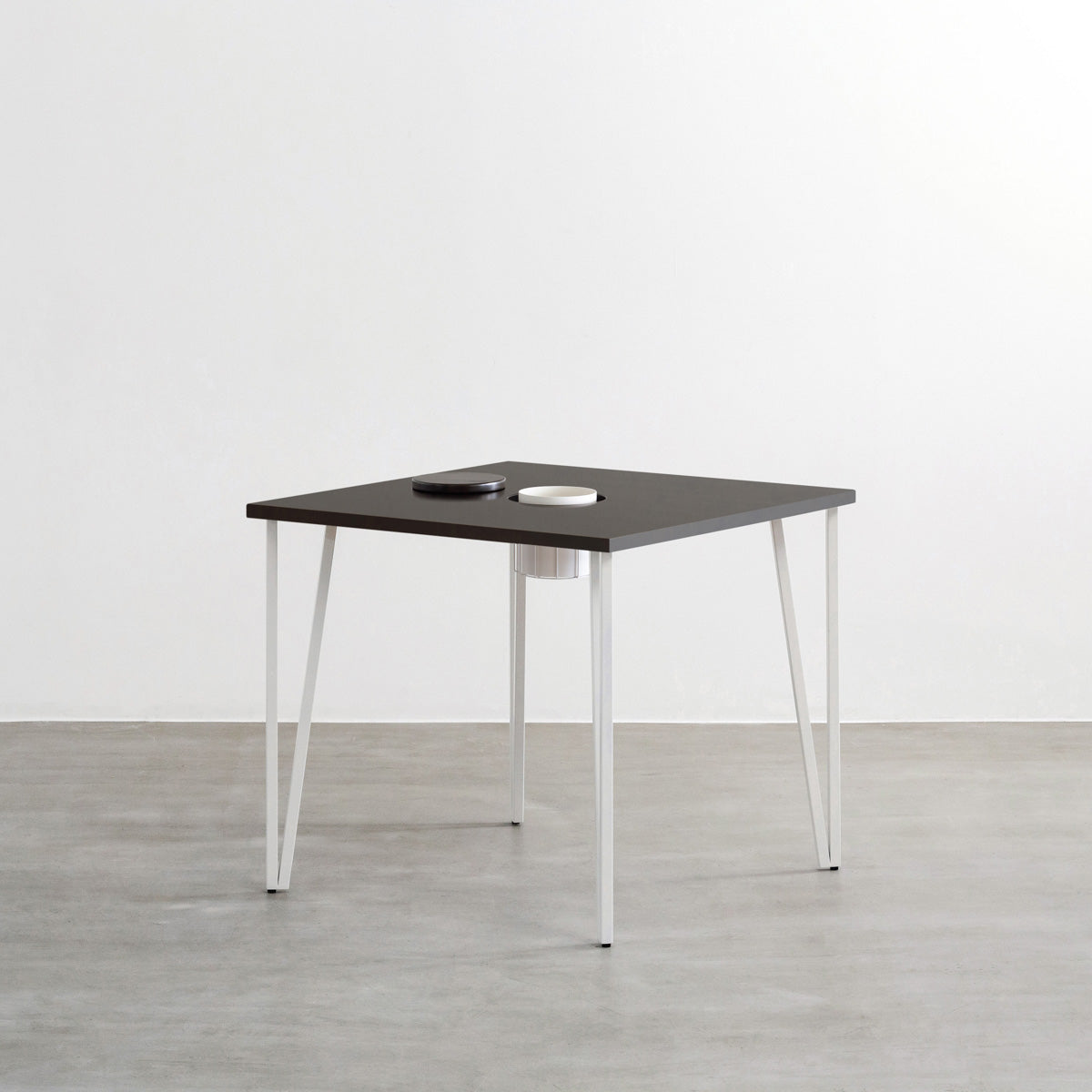 KANADEMONOのワイヤーバスケット付きのラバーウッド材ブラックブラウンのスクエア天板にマットホワイトのトライアングルStraight鉄脚を組み合わせたカフェテーブル