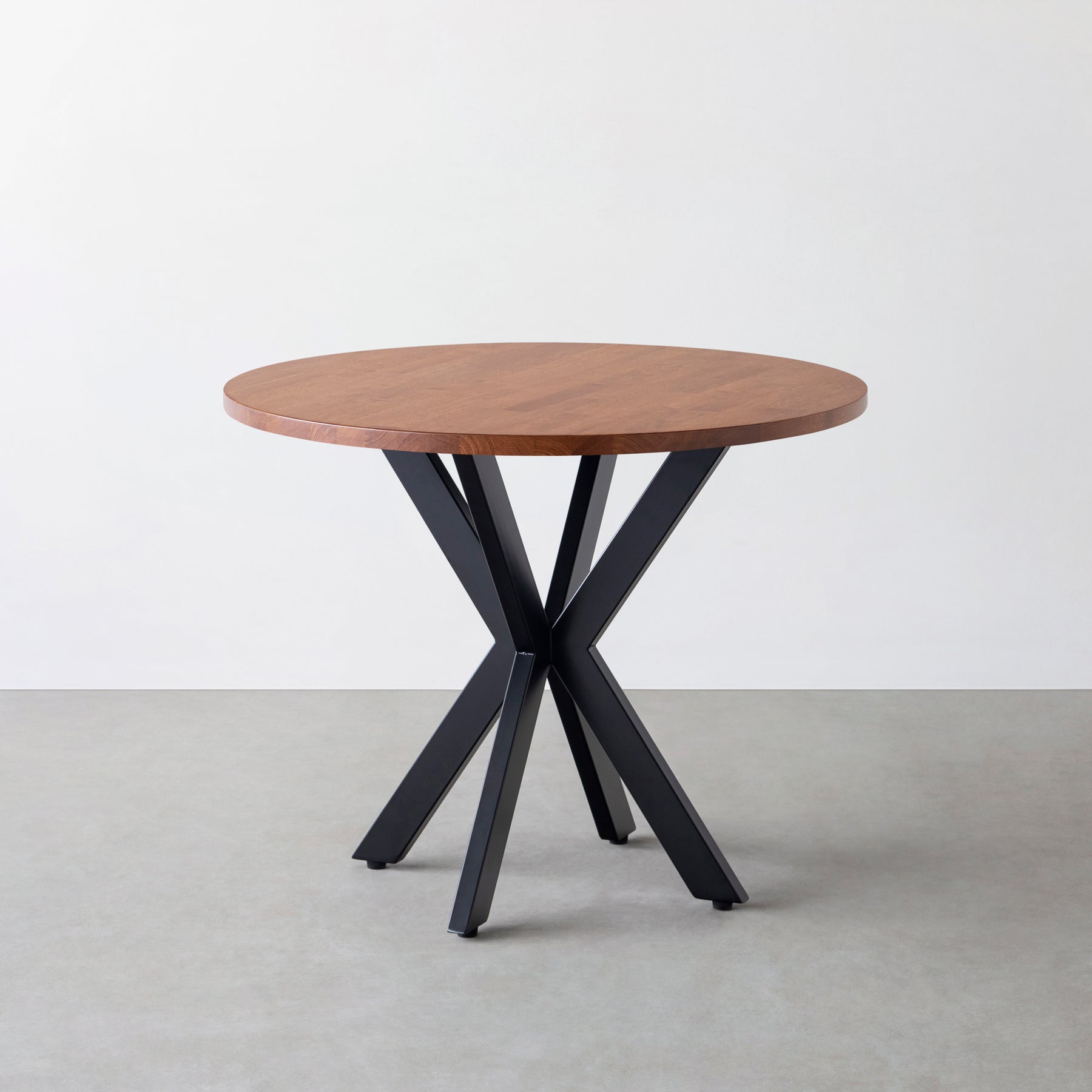 Kanademono のラバーウッドとX脚を組み合わせた大型カフェテーブル
