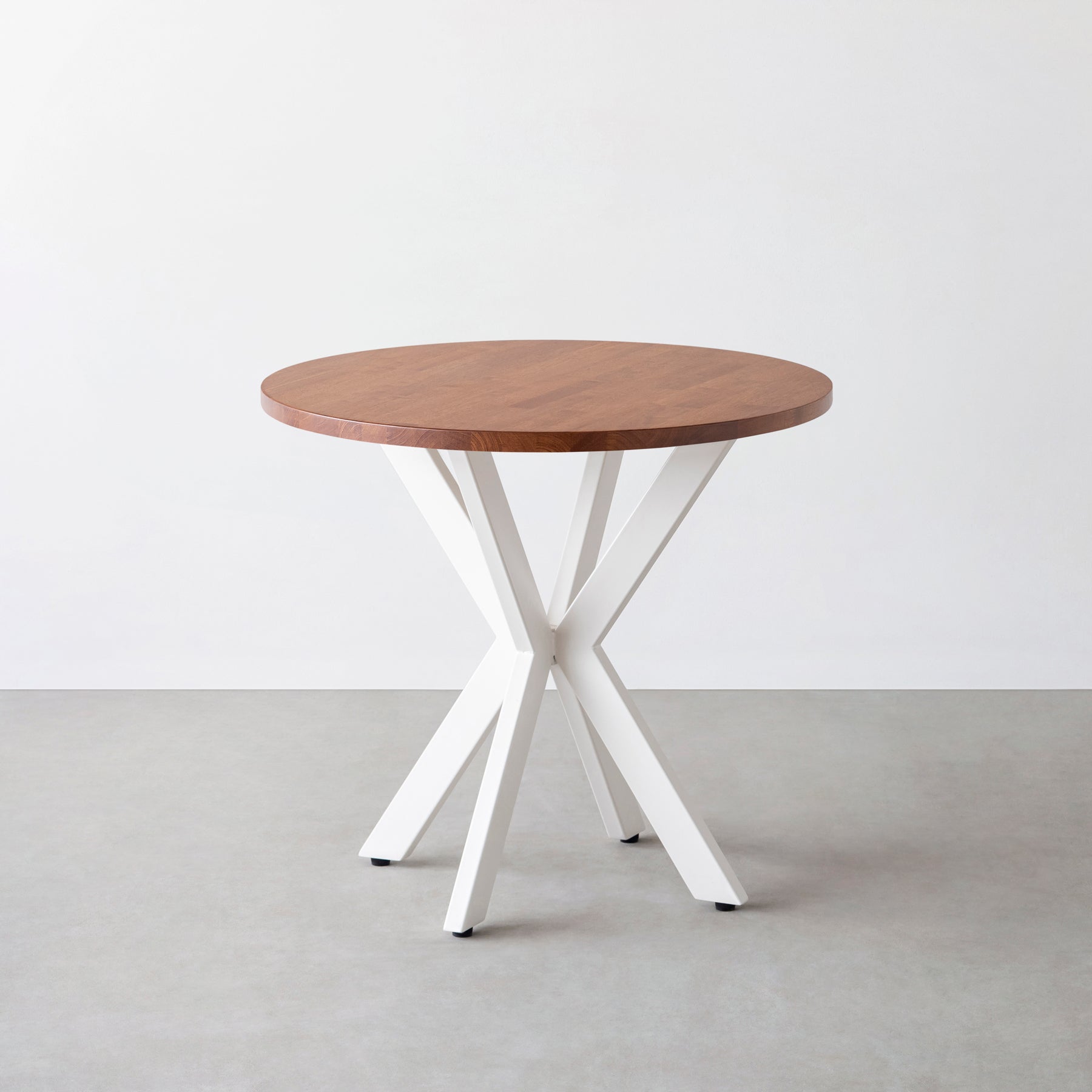 Kanademono のラバーウッドとX脚を組み合わせたカフェテーブル