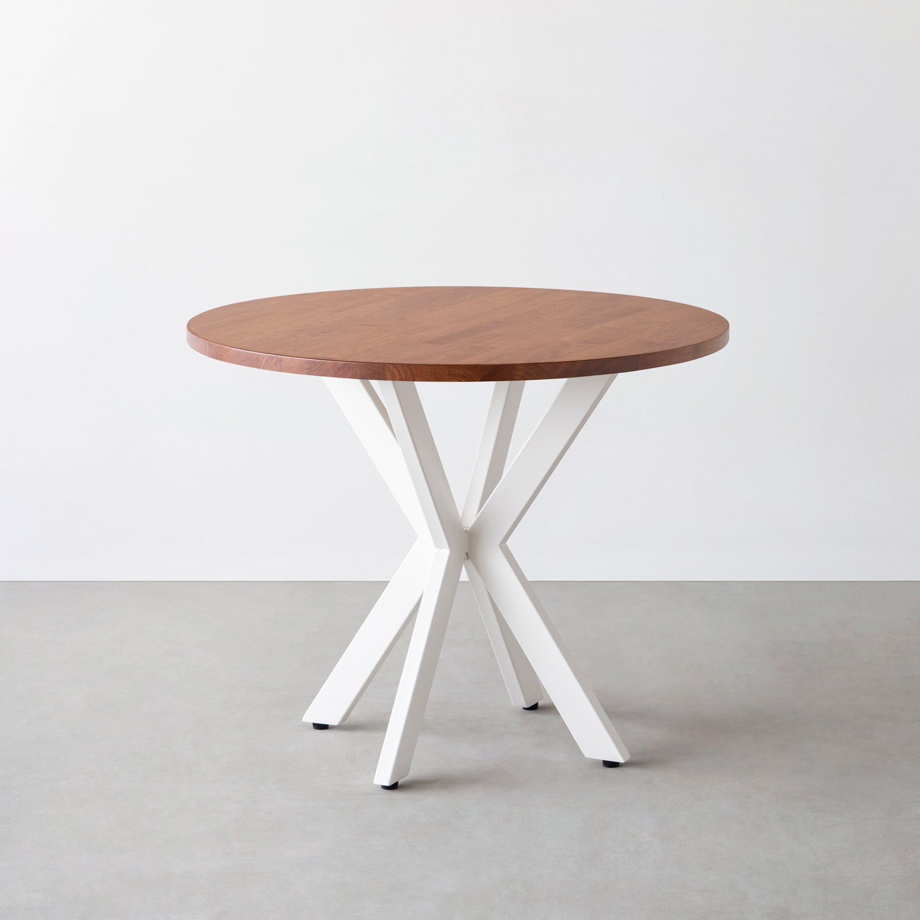 Kanademono のラバーウッドとX脚を組み合わせた大型カフェテーブル