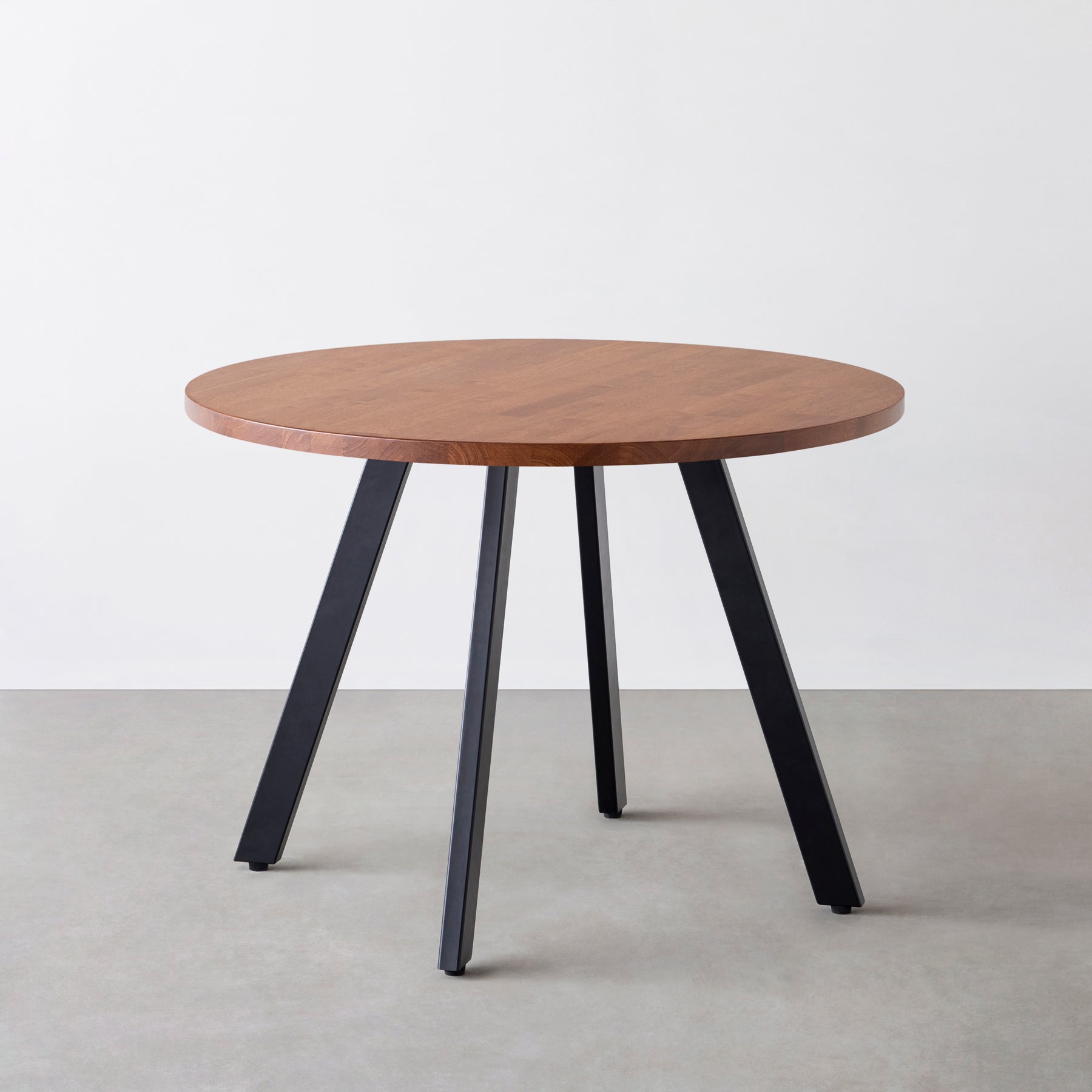 Kanademono のラバーウッドの大型カフェテーブル