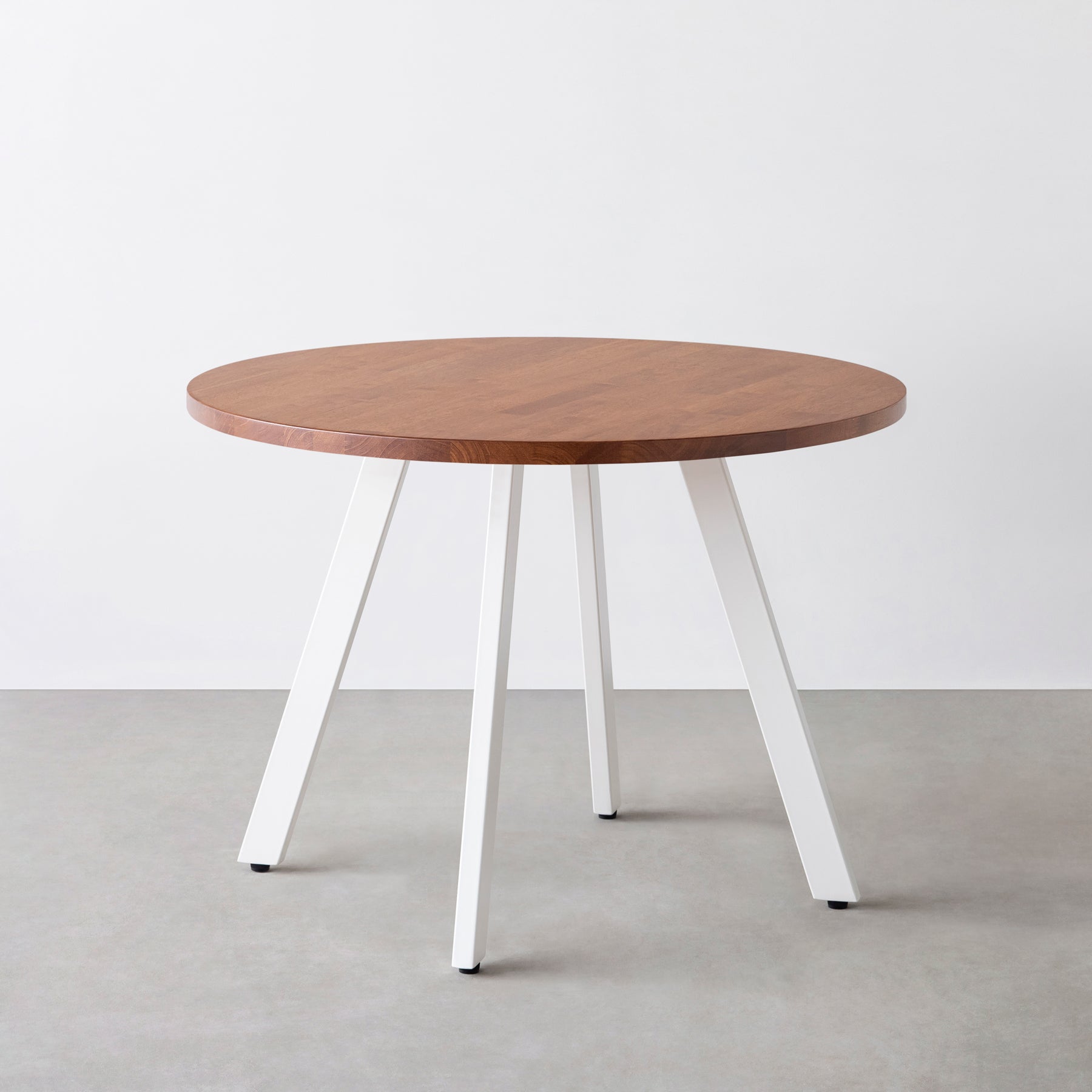 Kanademono のラバーウッドの大型カフェテーブル