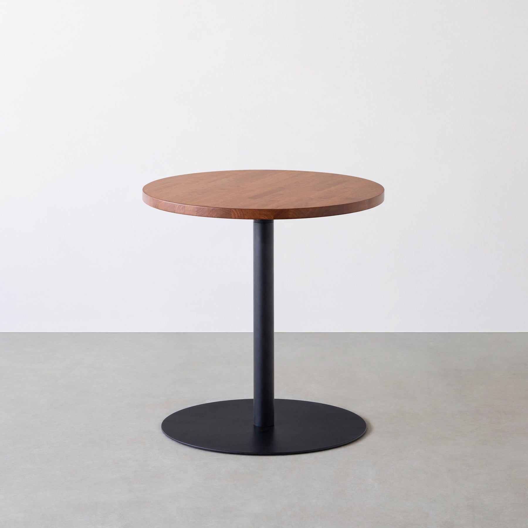 Kanademonoのラバーウッドの1本脚のカフェテーブル