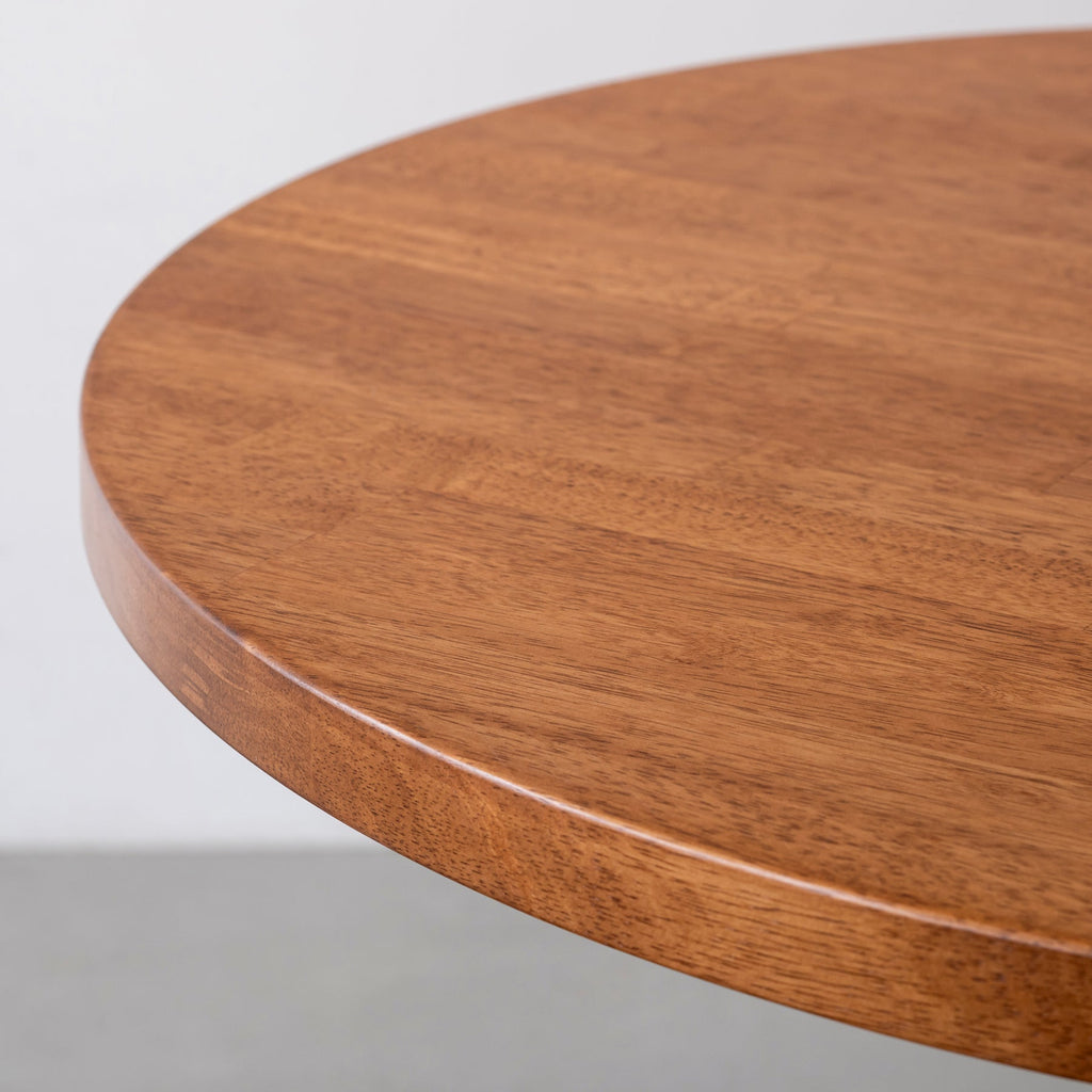 Kanademono のラバーウッドとX脚を組み合わせたカフェテーブル