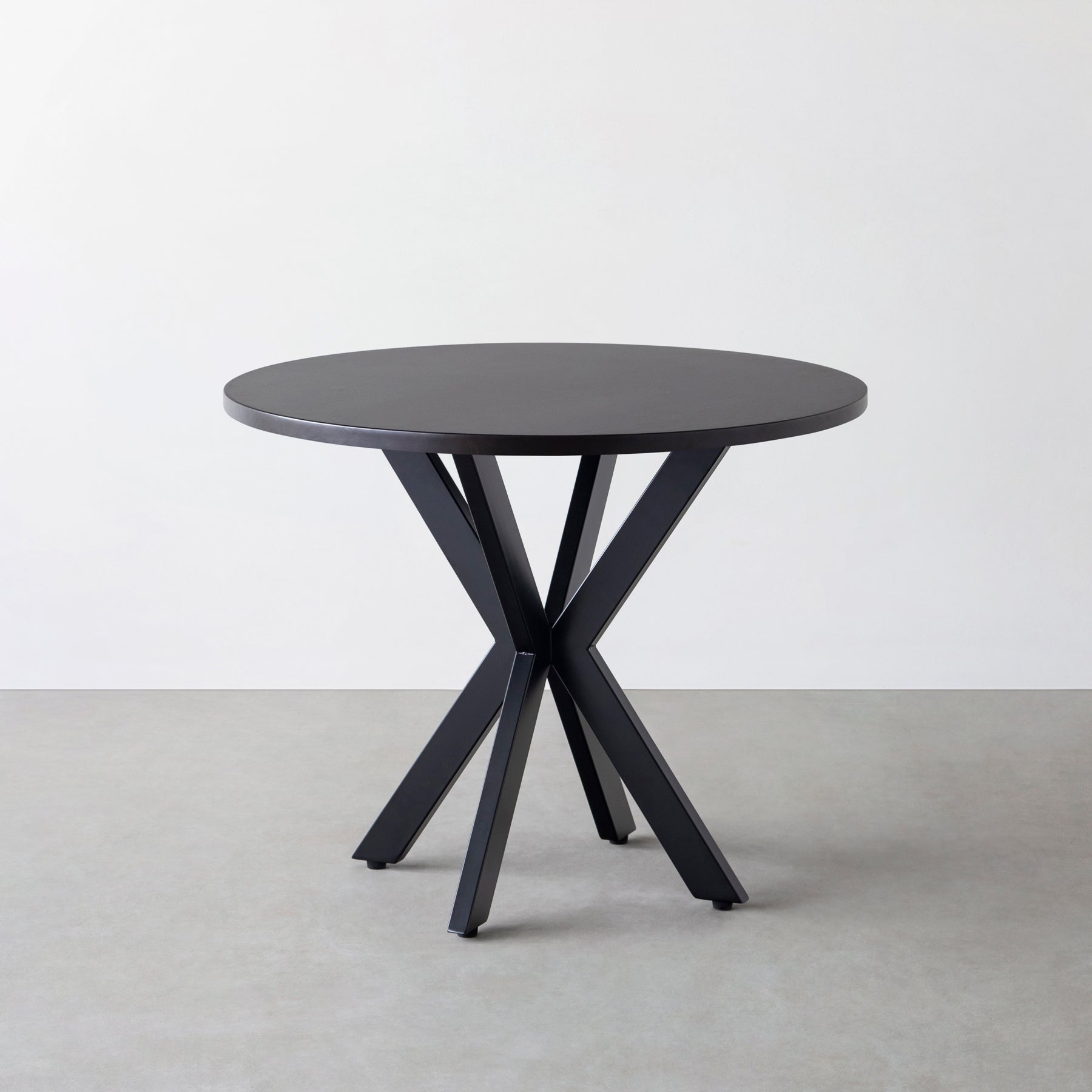 Kanademono のラバーウッドとX脚を組み合わせた大型カフェテーブル