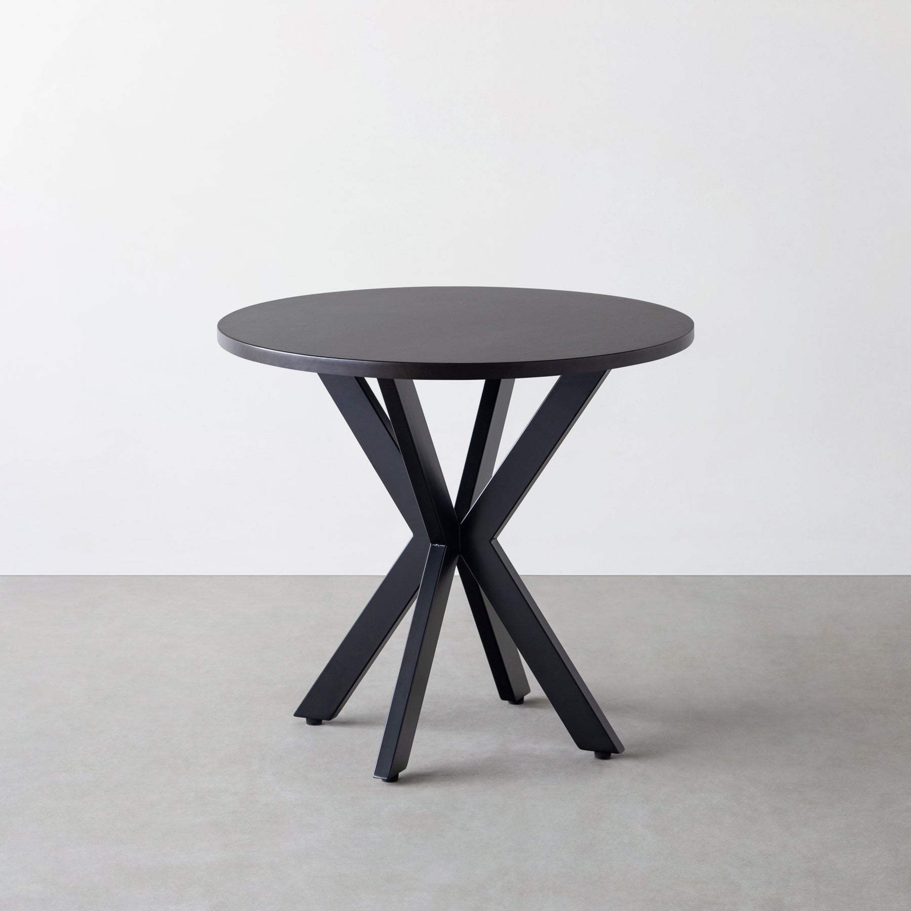 Kanademono のラバーウッドとX脚を組み合わせたカフェテーブル