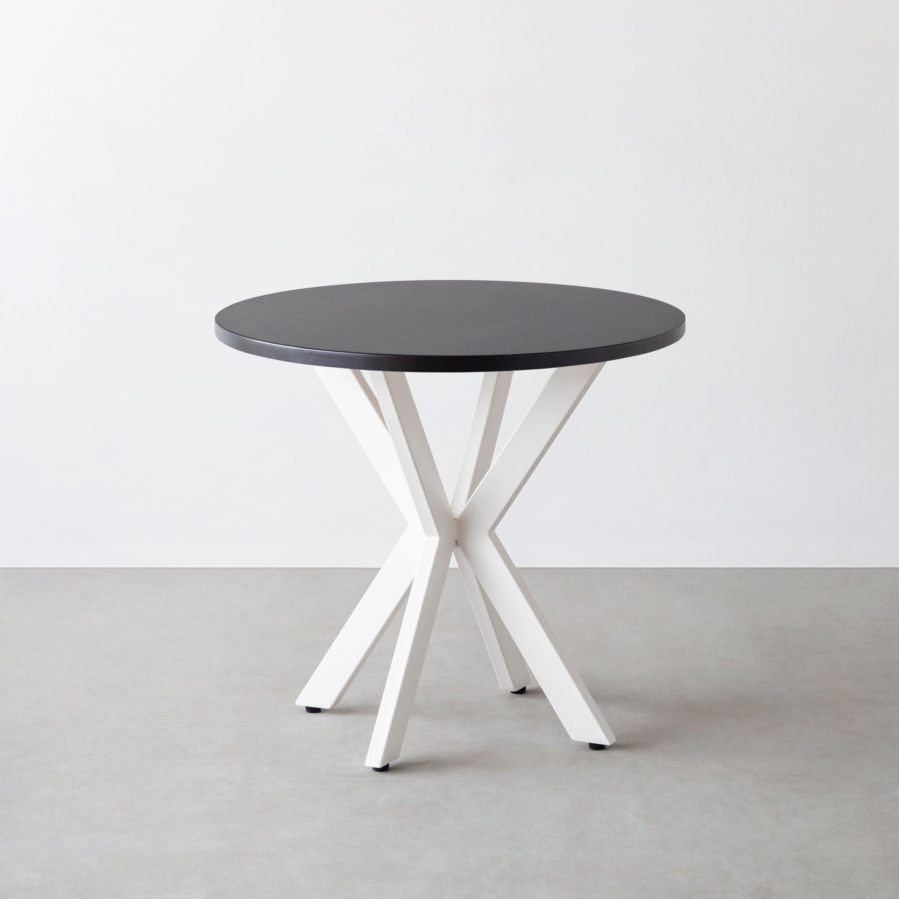 Kanademono のラバーウッドとX脚を組み合わせたカフェテーブル