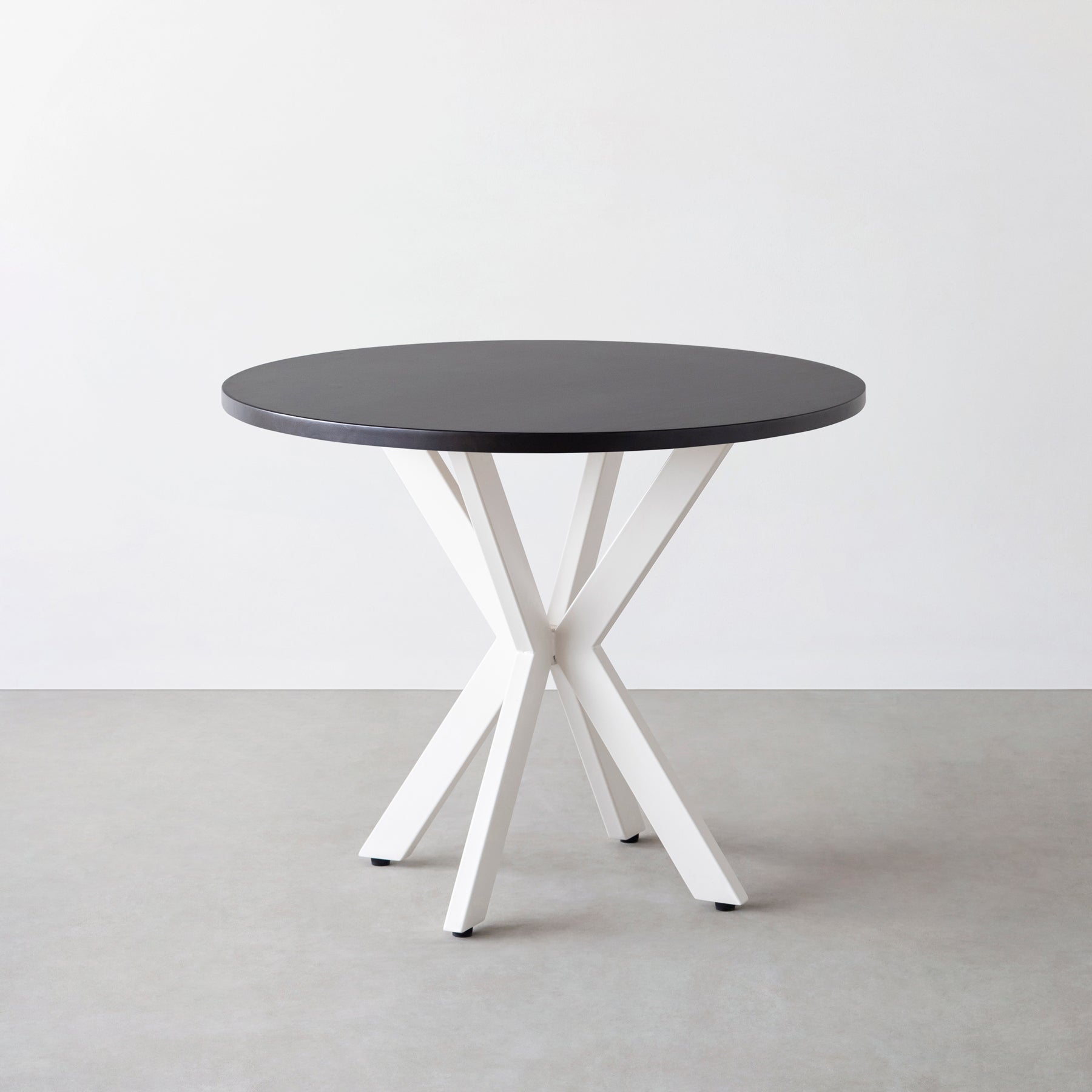 Kanademono のラバーウッドとX脚を組み合わせた大型カフェテーブル