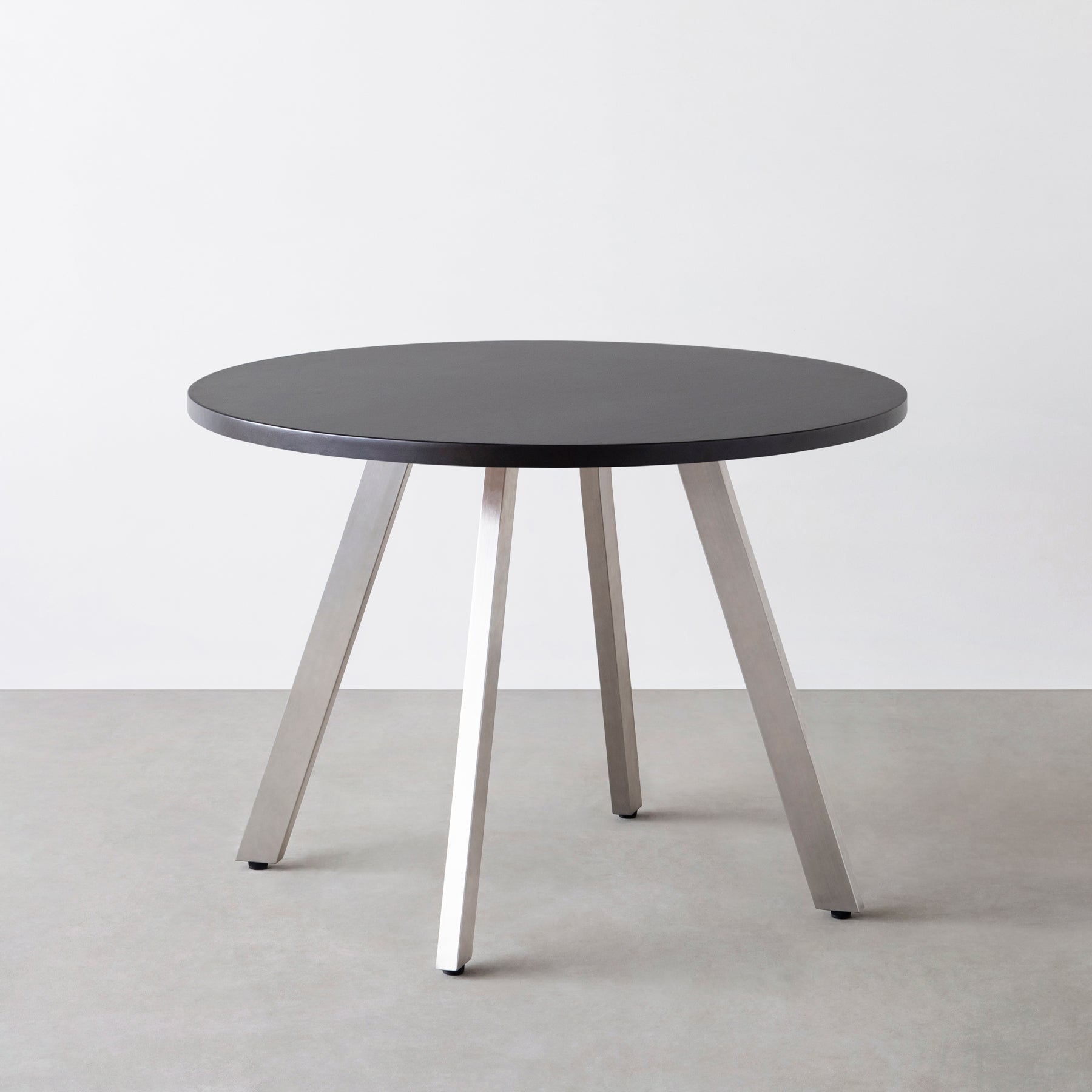 Kanademono のラバーウッドの大型カフェテーブル