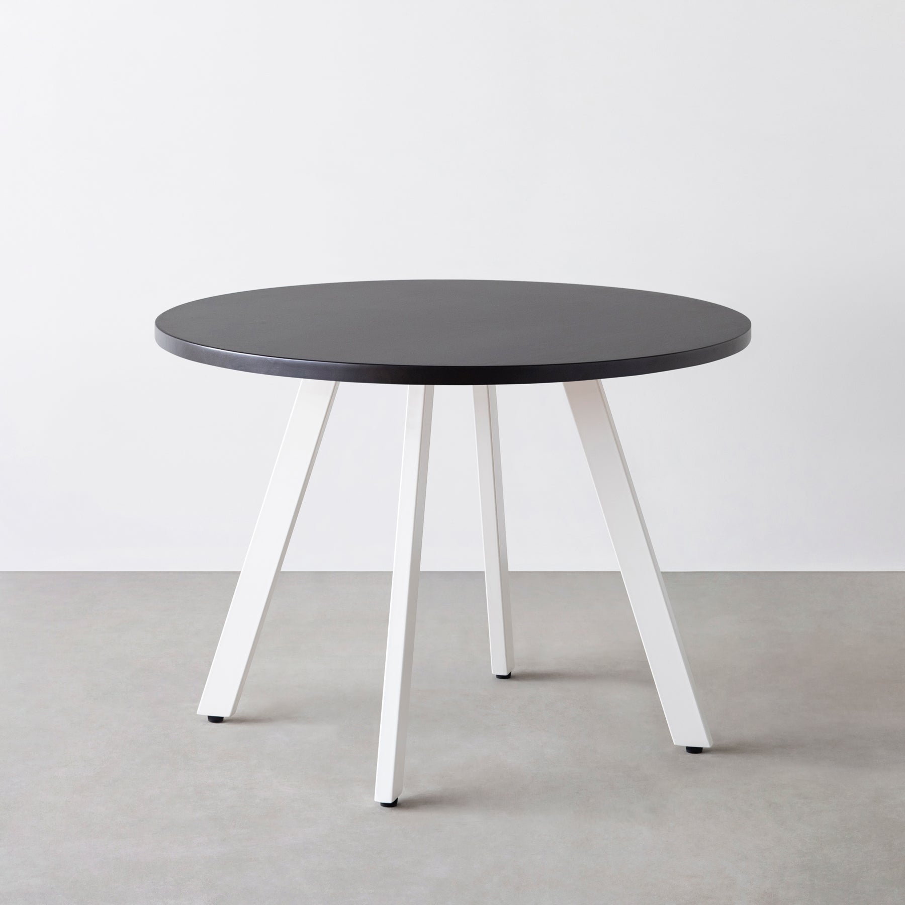 Kanademono のラバーウッドの大型カフェテーブル