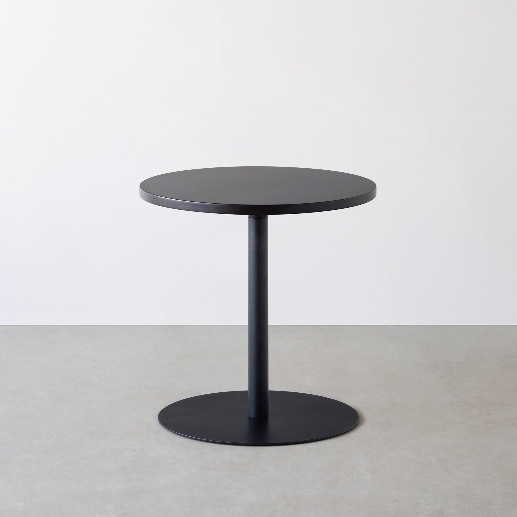 Kanademonoのラバーウッドの1本脚のカフェテーブル